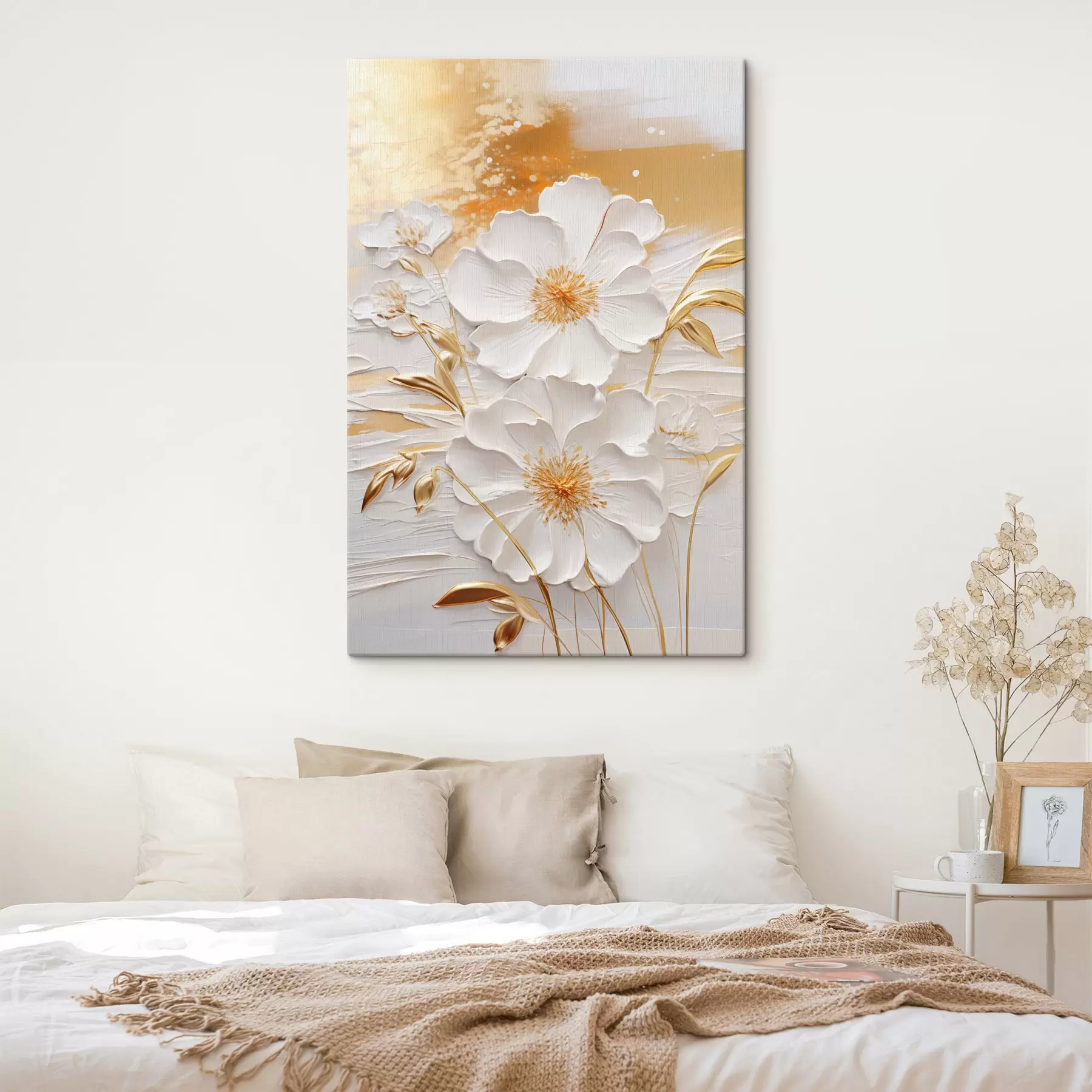 Fototapete Weiße Blumen mit gelben Akzenten und zarten Blättern vor einem strukturierten Hintergrund, moderne Kunst s47415