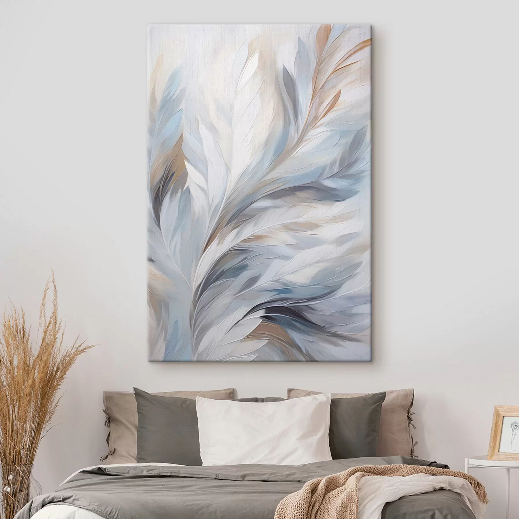 Fototapete Zarte hellblaue und braune Federn mit einer weichen, ätherischen Textur vor einem weißen Hintergrund s47416