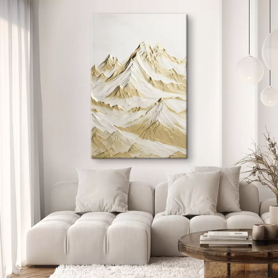 Fototapete Eine Landschaft aus gelben, schneebedeckten Bergen mit scharfen Gipfeln und tiefen Tälern unter einem hellen Himmel s47420