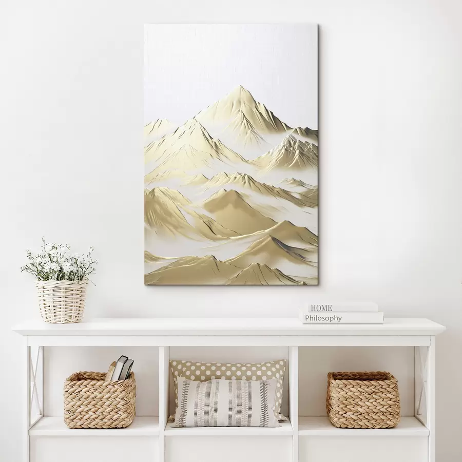 Fototapete Eine Landschaft aus gelben, schneebedeckten Bergen mit scharfen Gipfeln und tiefen Tälern unter einem hellen Himmel s47421