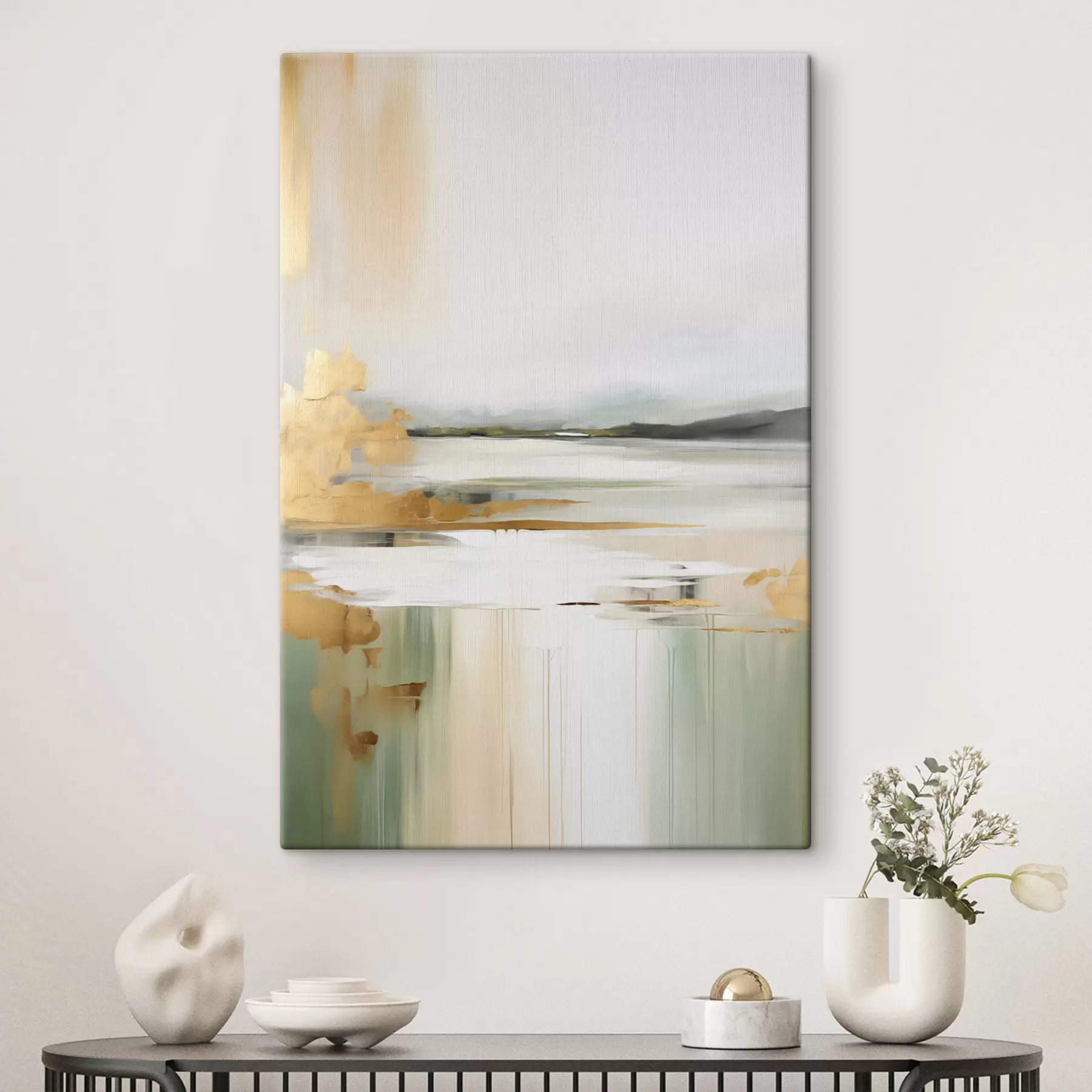 Fototapete Abstrakte Landschaft mit Gelb- und Grüntönen, Wasser, das den Himmel und entfernte Berge reflektiert, blasser, dunstiger Himmel s47438