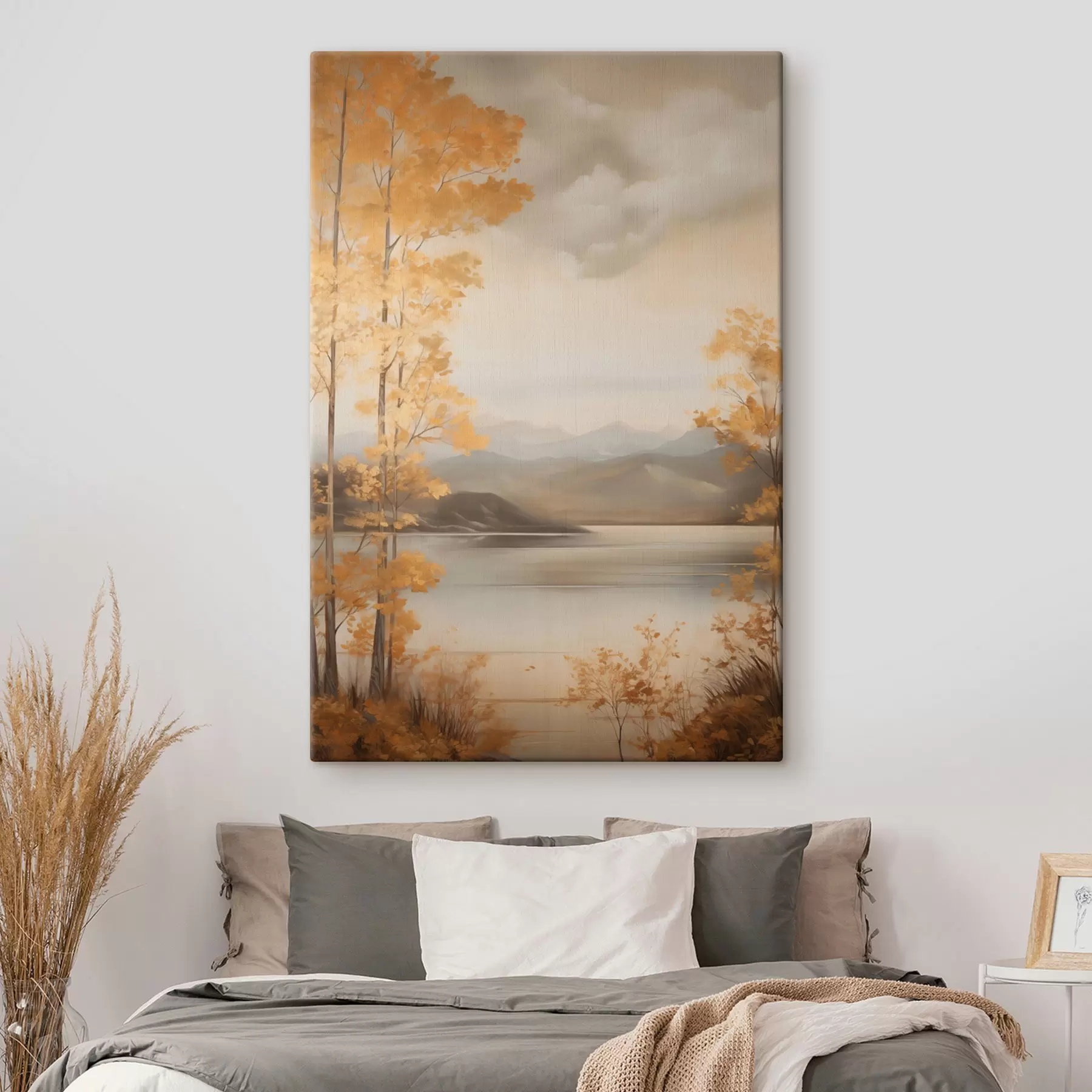 Fototapete Herbstliche Bäume mit orangefarbenen Blättern umrahmen einen ruhigen See mit fernen Bergen unter einem bewölkten Himmel. s47441