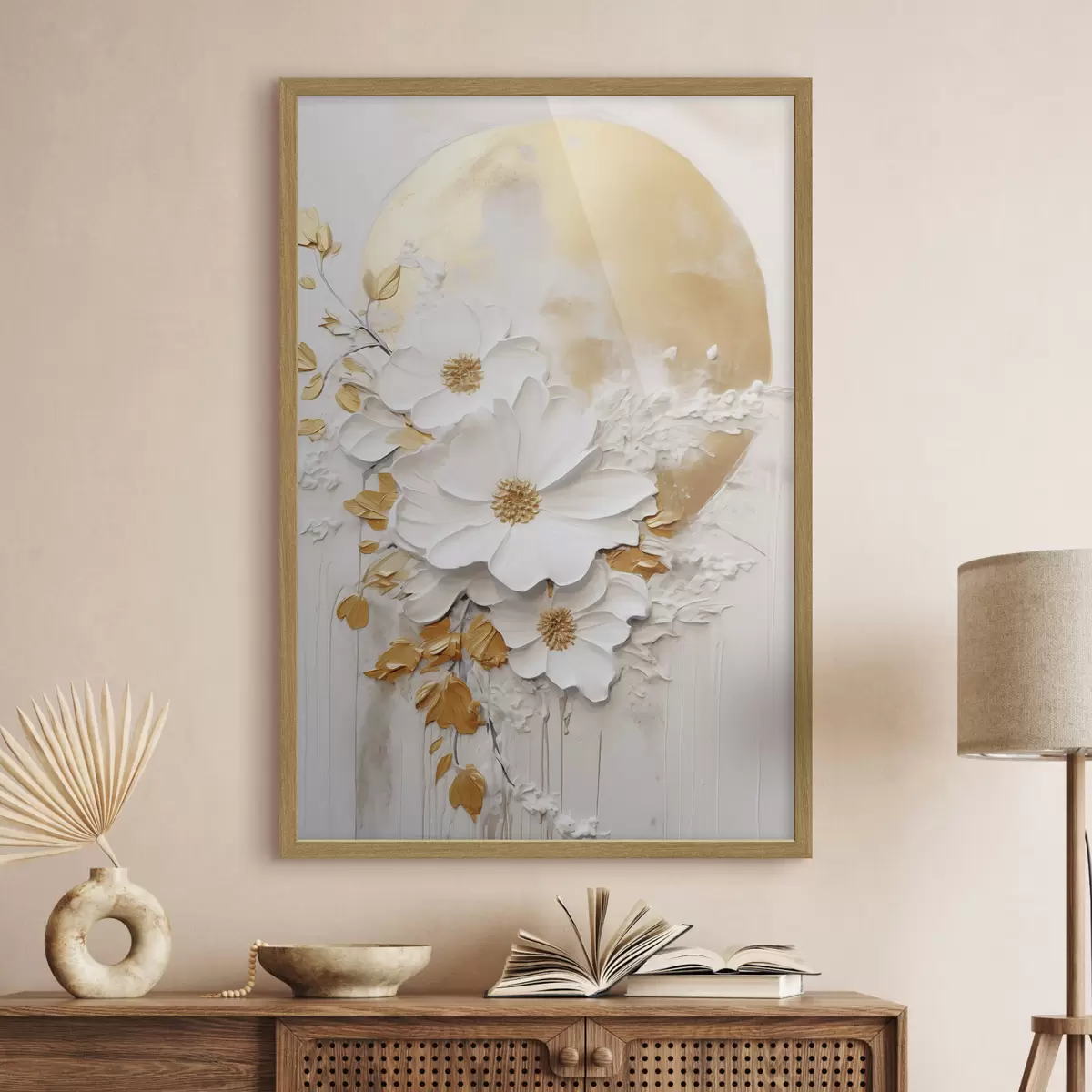 Poster Weiße Blumen mit gelben Akzenten und zarten Blättern vor einem strukturierten Hintergrund, moderne Kunst f47414