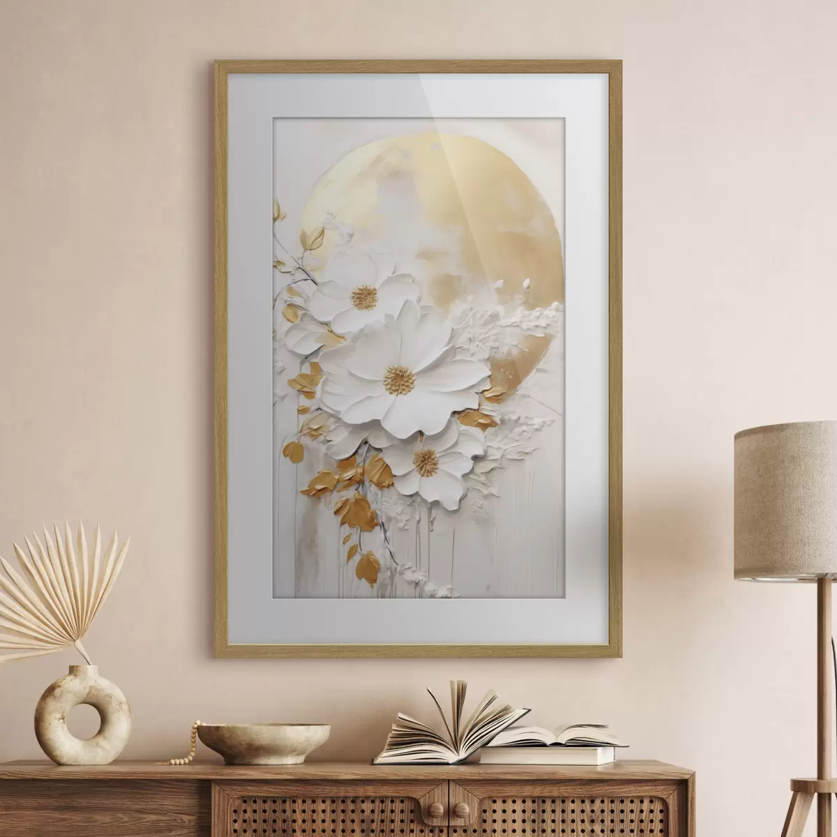 Poster Weiße Blumen mit gelben Akzenten und zarten Blättern vor einem strukturierten Hintergrund, moderne Kunst f47414