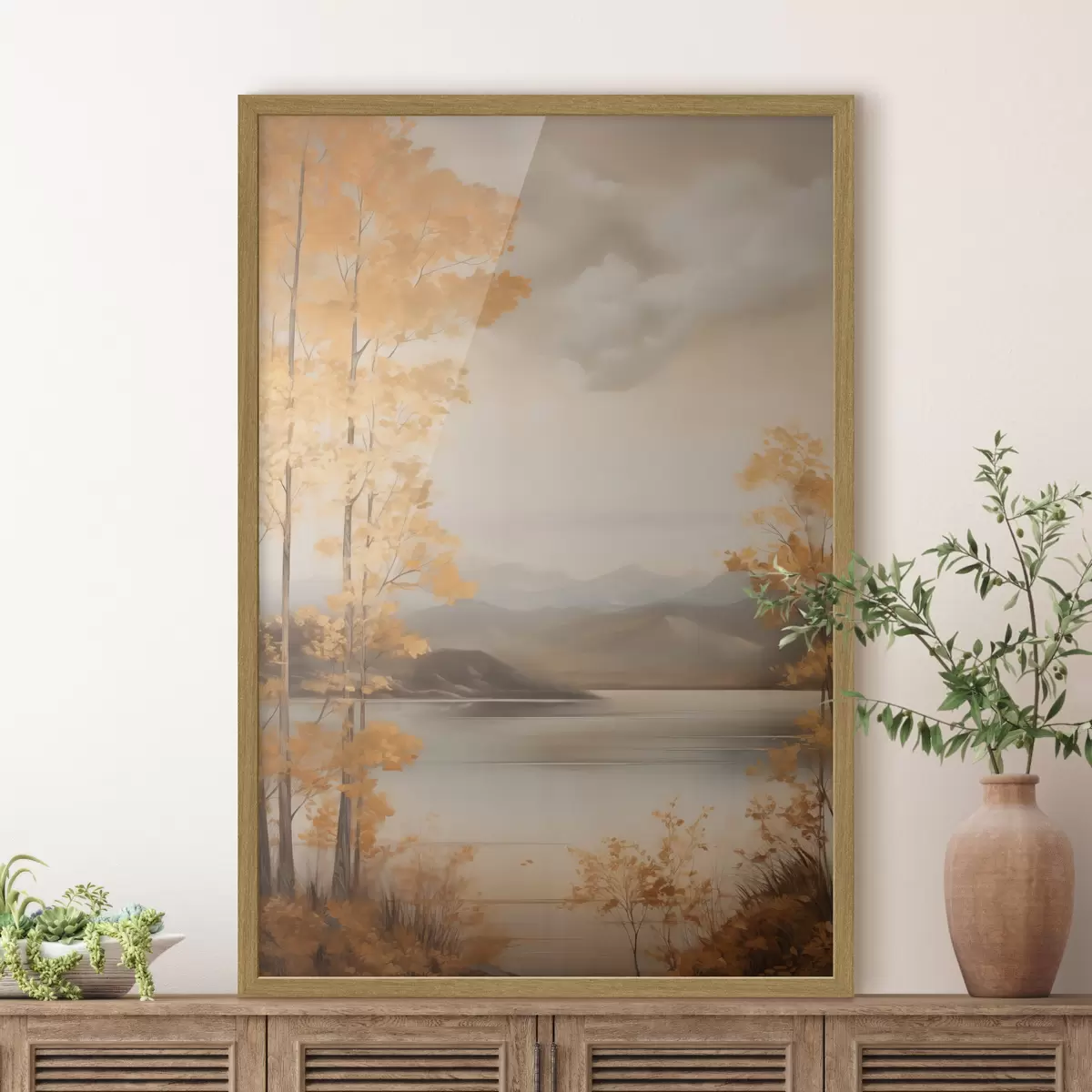 Poster Herbstliche Bäume mit orangefarbenen Blättern umrahmen einen ruhigen See mit fernen Bergen unter einem bewölkten Himmel. f47441
