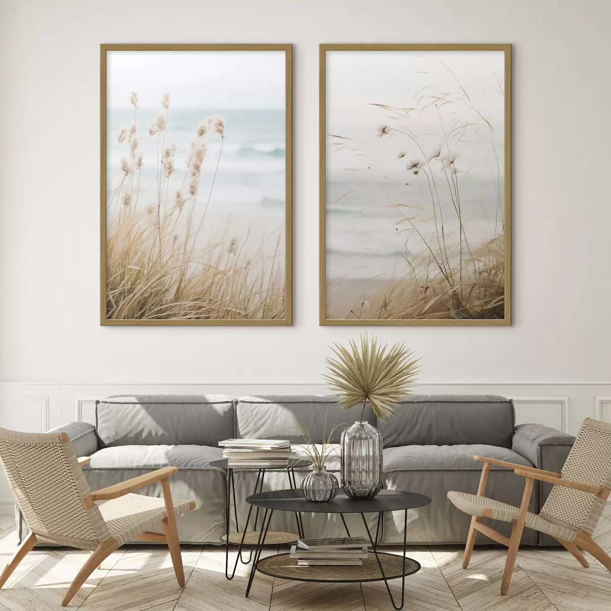 Poster Hohes Gras mit flauschigen Samenköpfen, Sandstrand und Meereswellen im Hintergrund, weiche und gedämpfte Farbpalette d00650