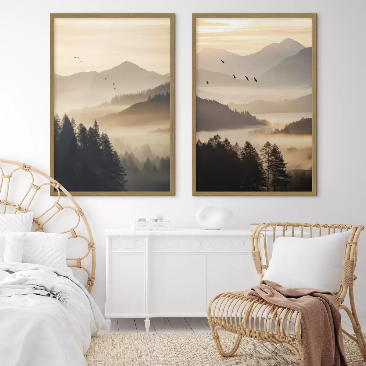 Poster Eine Berglandschaft mit einem Wald und Vögeln fliegen in den Himmel, alle in einer dicken Schicht von Nebel während des Sonnenaufgangs bedeckt d00651