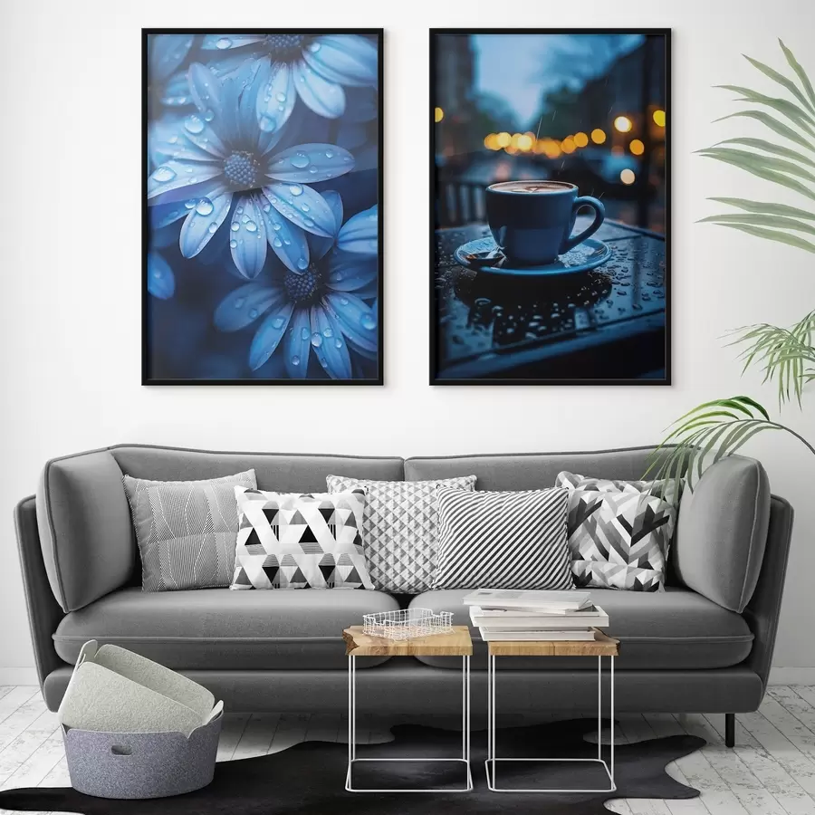 Fototapete Blaue Blumen mit Wassertropfen und eine Tasse Kaffee im Regen d00694
