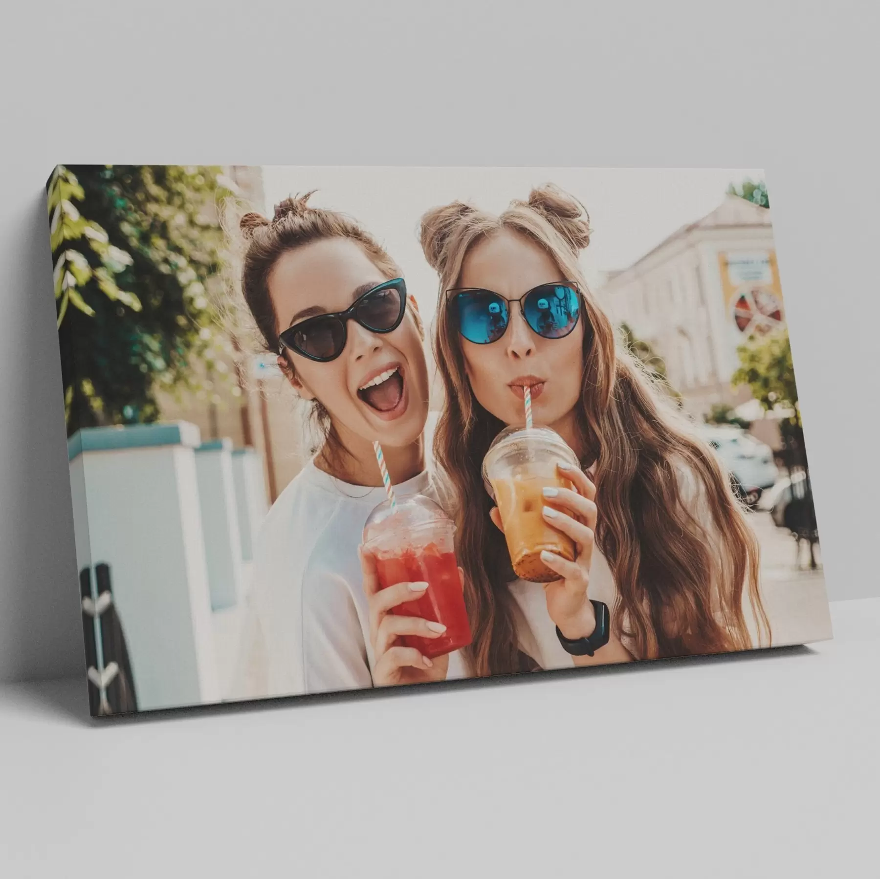 Fototapete Ein Geschenk für einen Freund mit einem Foto auf Leinwand s47166