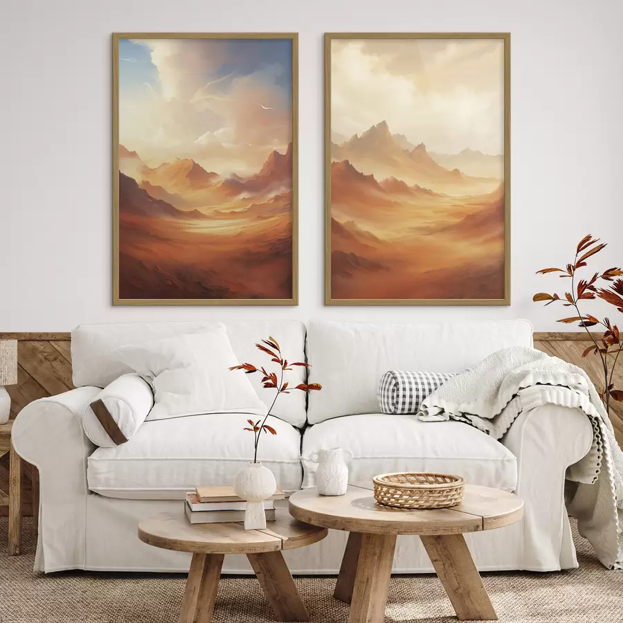 Fototapete Eine weite, orangefarbene Wüstenlandschaft mit hoch aufragenden, felsigen Bergen unter einem dunstigen, sonnenbeschienenen Himmel mit dünnen Wolken. d01122