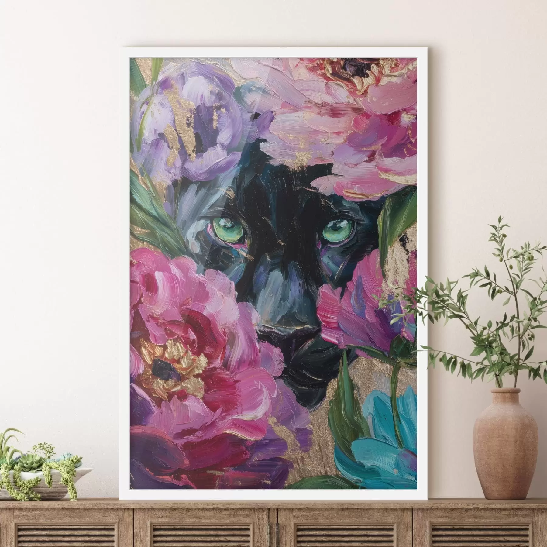 Fototapete Eine schwarze Pantherin schaut zwischen den Pfingstrosen hervor. f47936