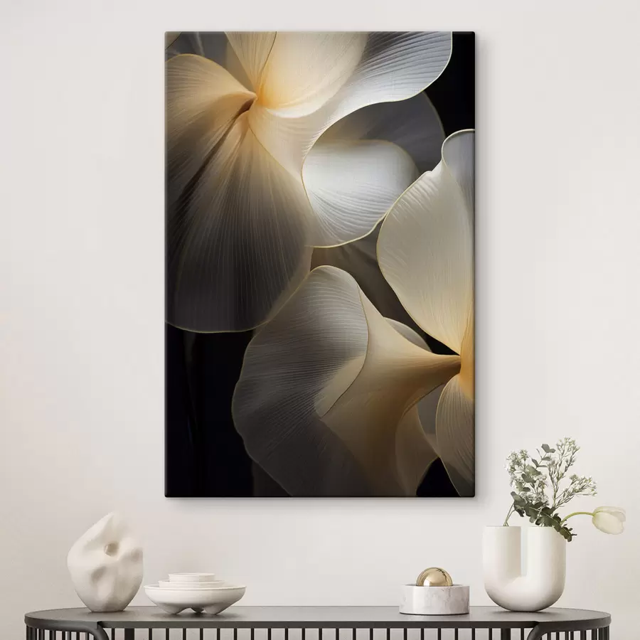 Fototapete Abstrakte, fließende, durchscheinende Blütenblätter mit zarten Linien vor einem dunklen Hintergrund s47859