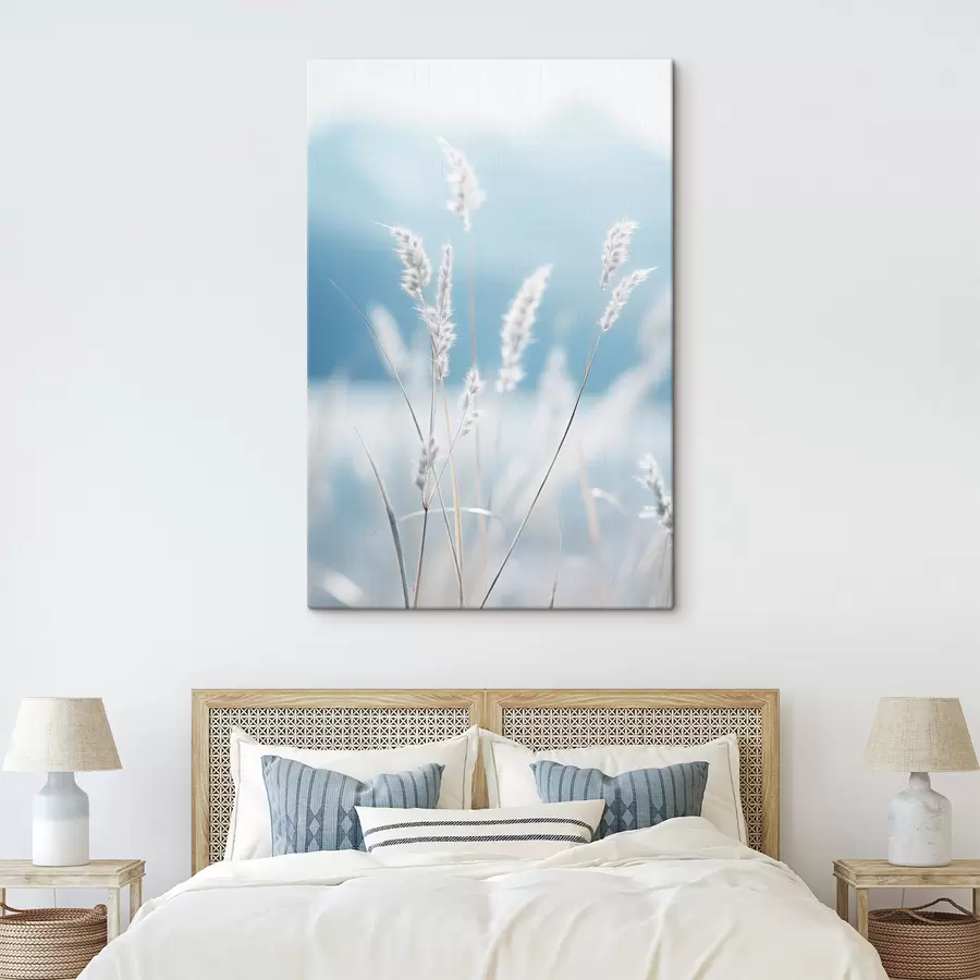 Fototapete Weißes, flauschiges Gras vor einem sanften blauen Himmel, mit geringer Tiefenschärfe s47880