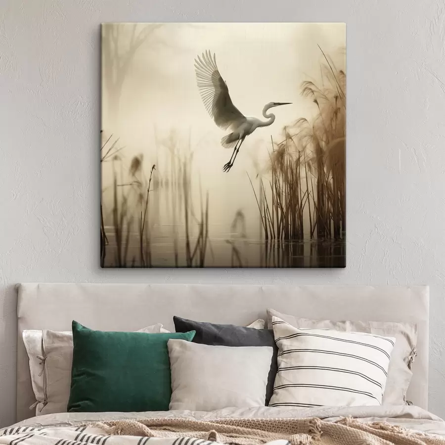 Fototapete Ein Silberreiher fliegt über einen See, umgeben von hohem Schilf und Bäumen im Hintergrund s48389