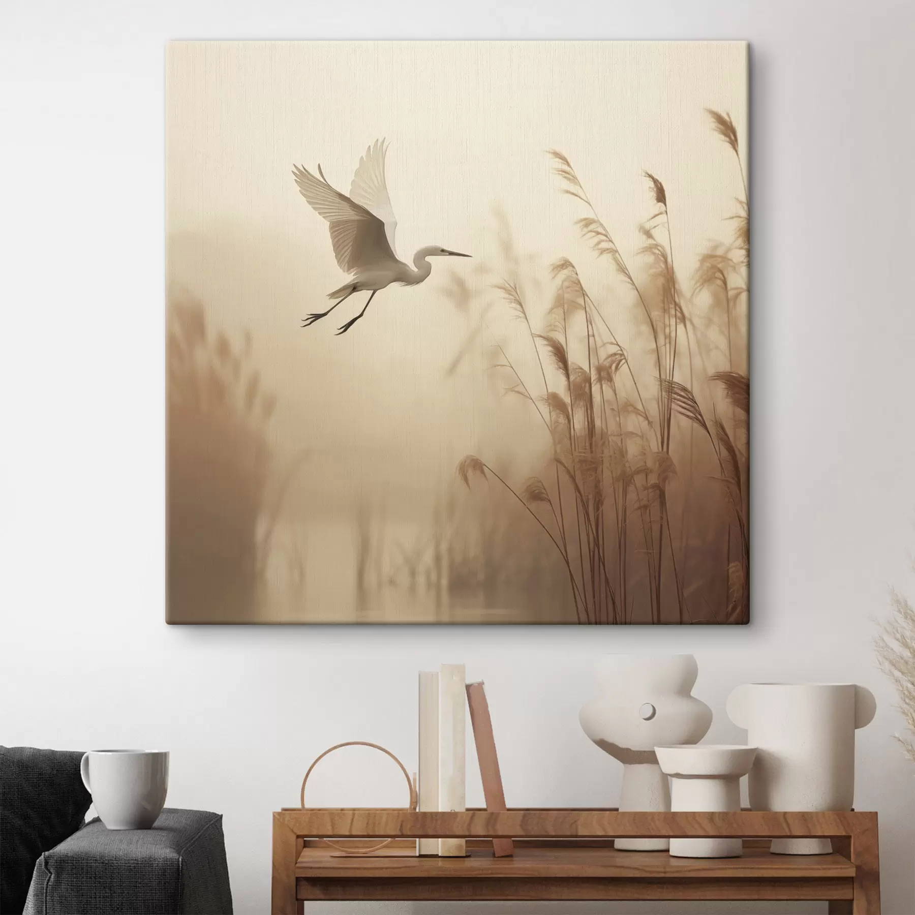 Fototapete Ein Silberreiher fliegt über einen See, umgeben von hohem Schilf und Bäumen im Hintergrund s48390