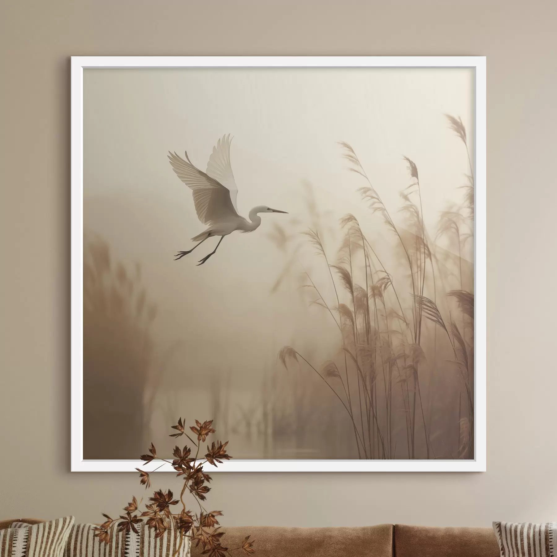 Fototapete Ein Silberreiher fliegt über einen See, umgeben von hohem Schilf und Bäumen im Hintergrund f48390