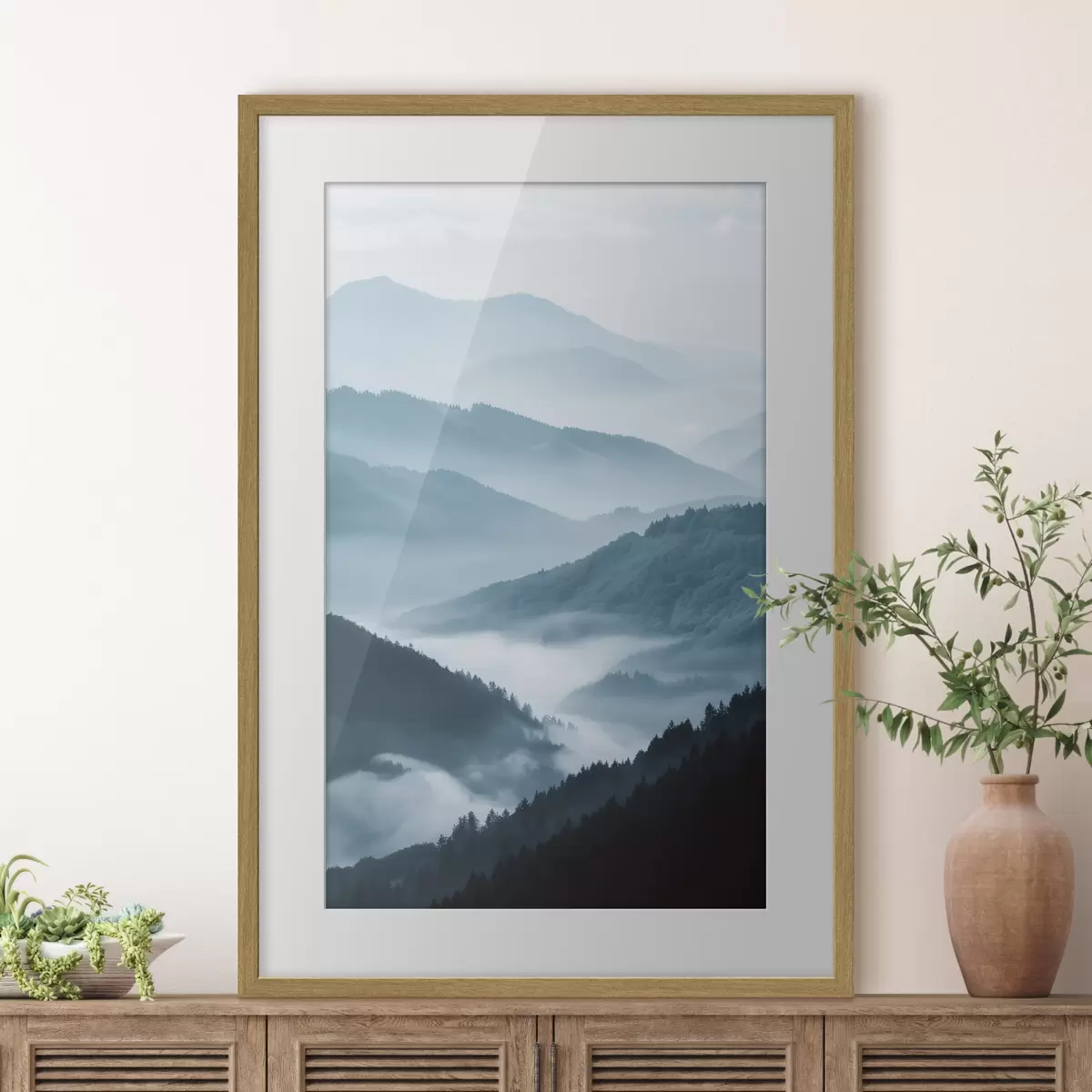 Poster Nebelige Berge, blaue Landschaft f48567