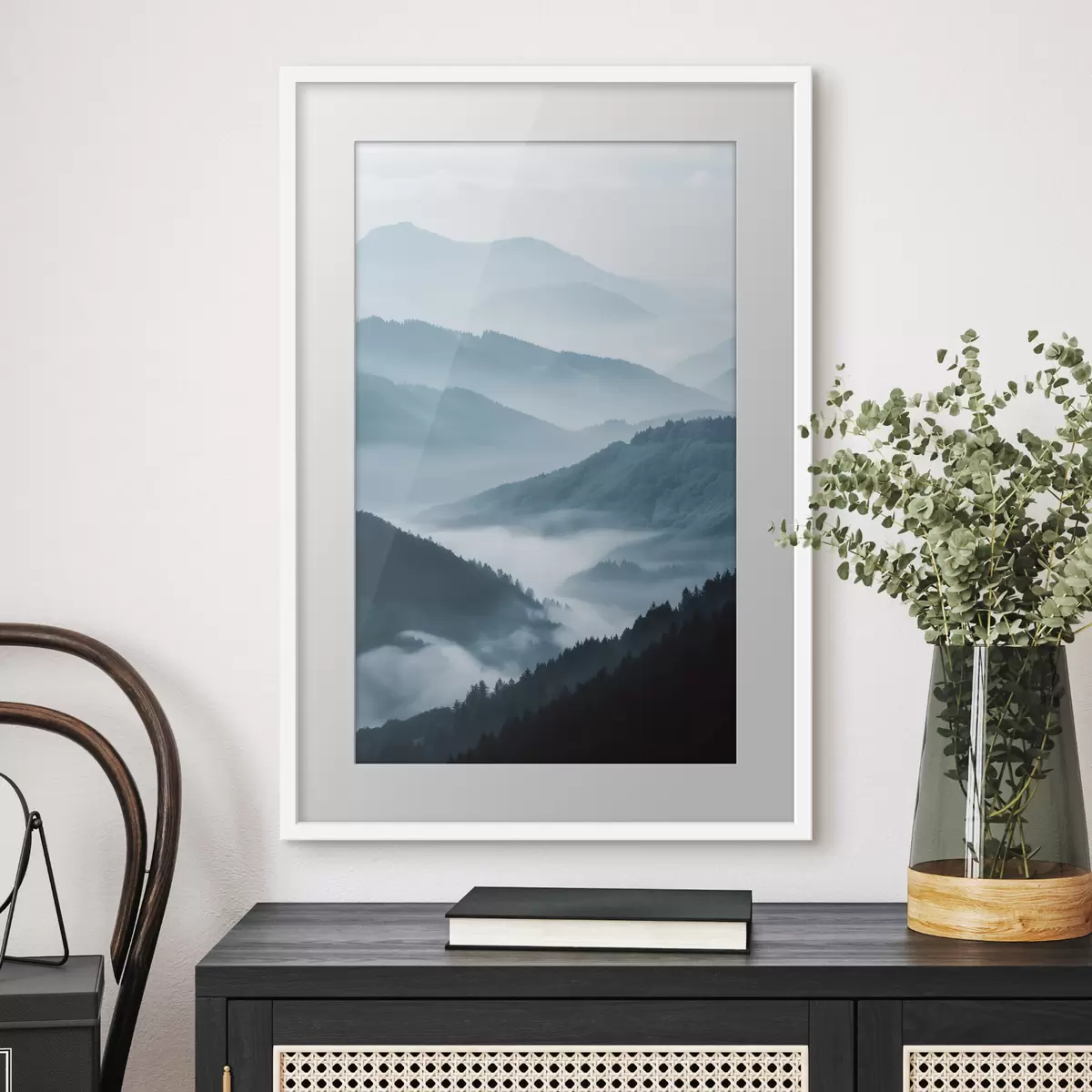 Poster Nebelige Berge, blaue Landschaft f48567