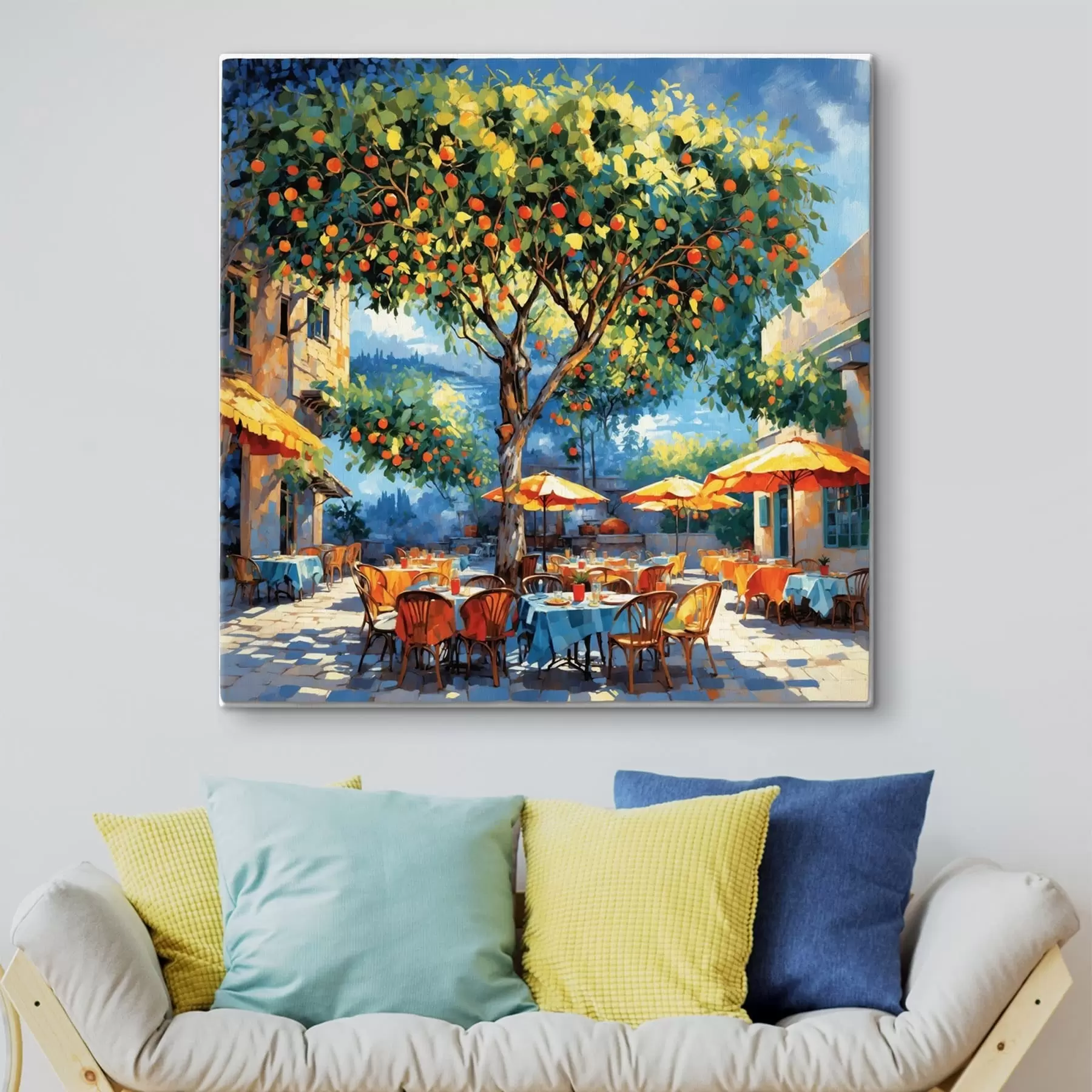 Fototapete Impressionistischer Café-Innenhof mit Baum und Sonnenschirmen s48811