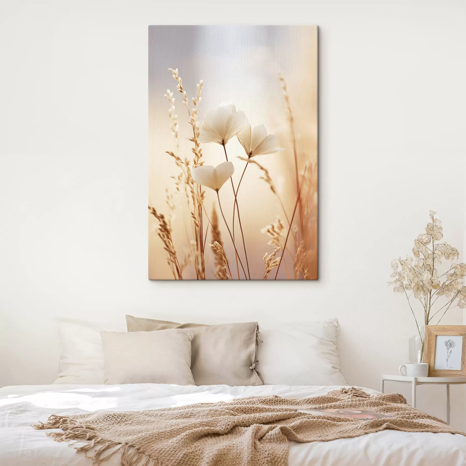Fototapete Blumen, umgeben von trockenen Grashalmen vor einem weichen, verschwommenen Hintergrund s49173