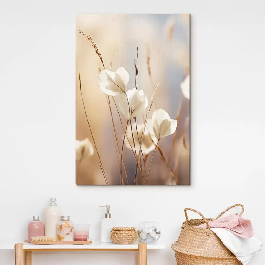 Fototapete Blumen, umgeben von trockenen Grashalmen vor einem weichen, verschwommenen Hintergrund s49174