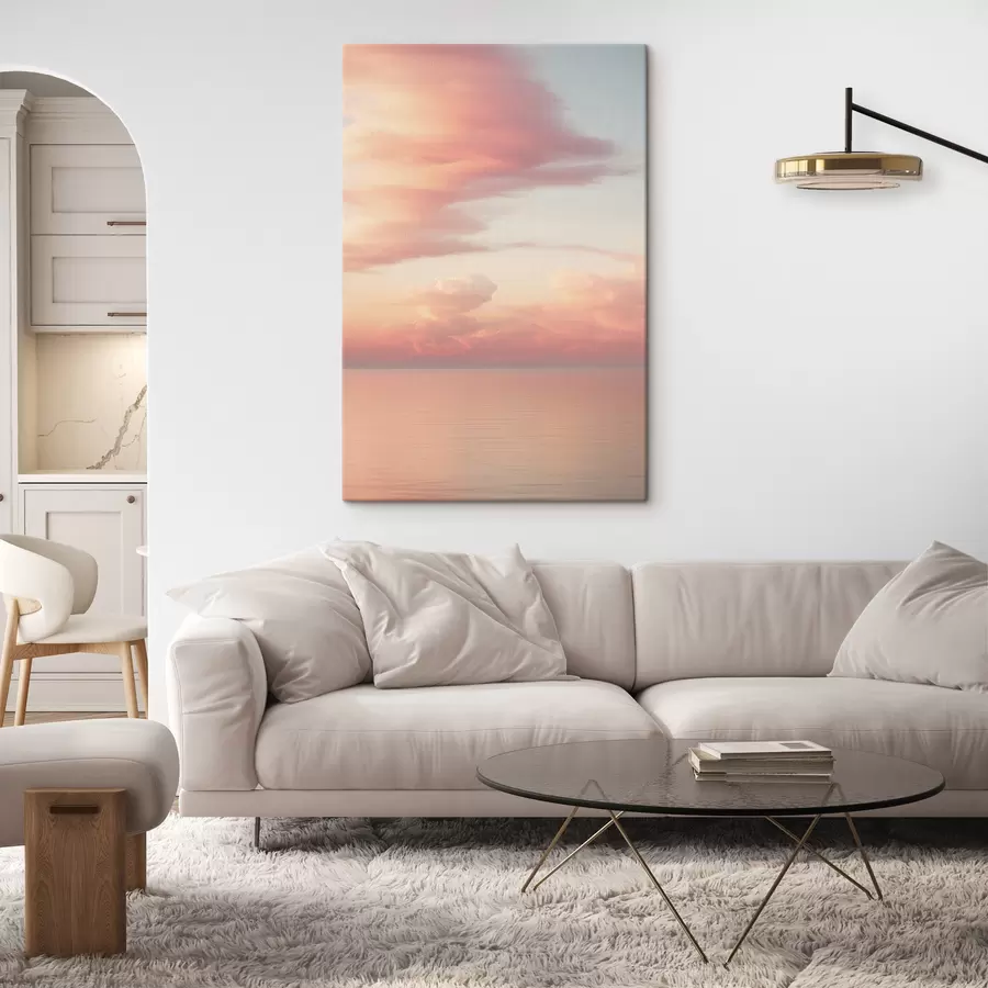 Fototapete Ein pastellfarbener Himmel voller sanfter Wolken über einem ruhigen, spiegelglatten Meer bei Sonnenuntergang s49177