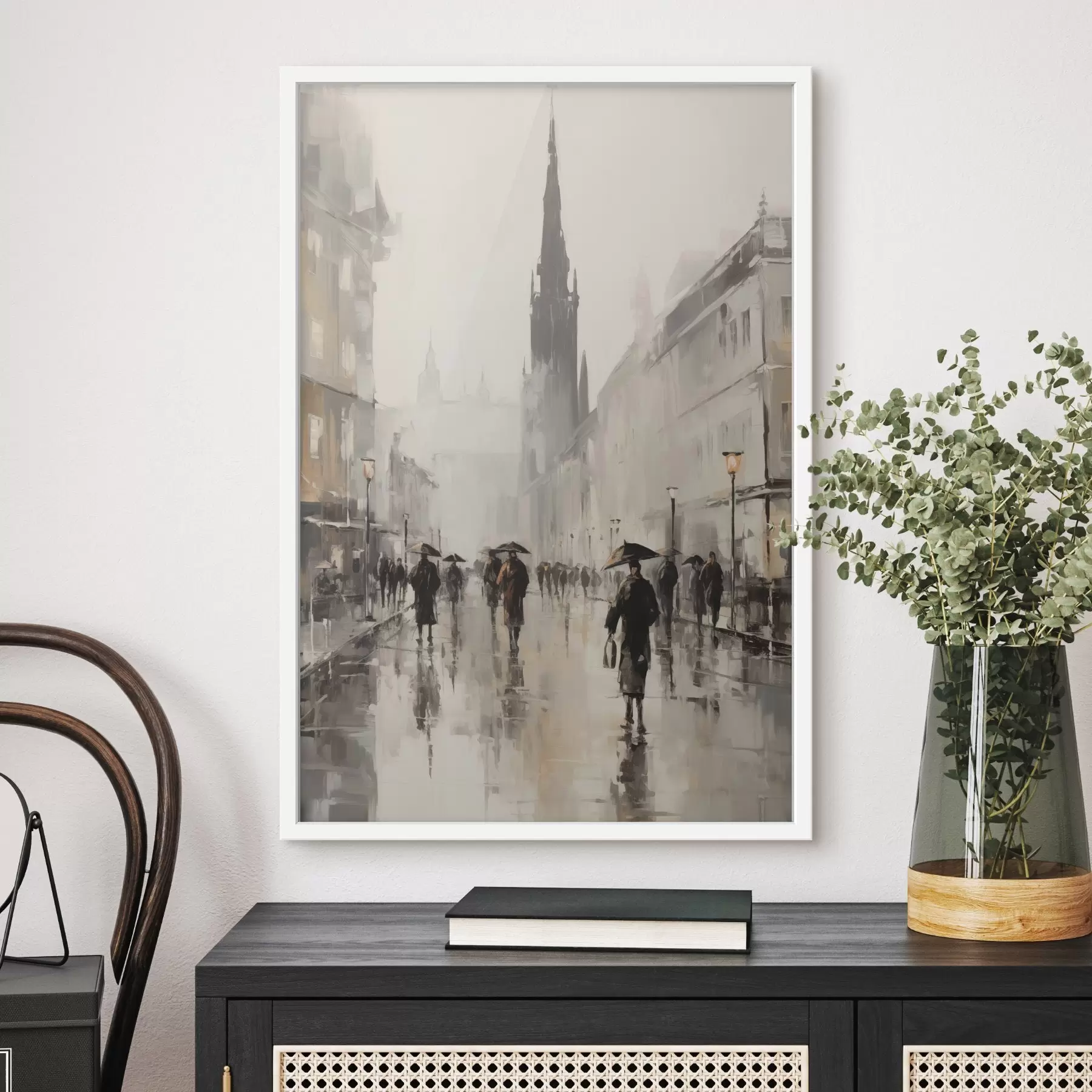 Fototapete Eine Gruppe von Menschen mit Regenschirmen geht eine nasse Straße in einer Stadt entlang f49167