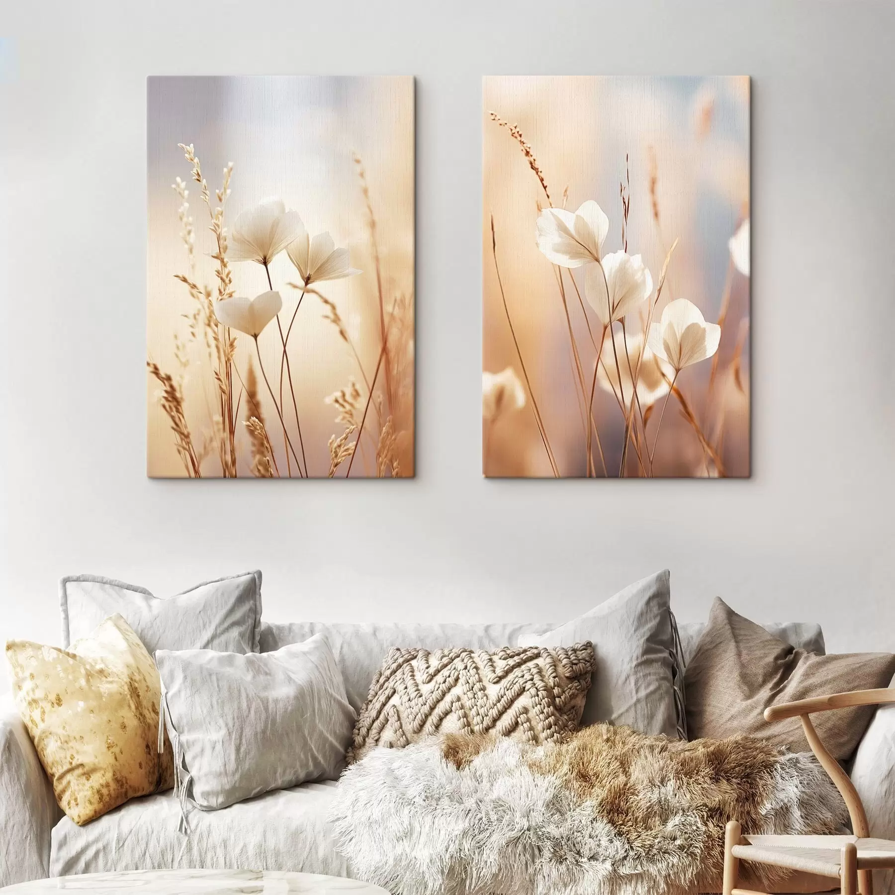 Fototapete Blumen, umgeben von trockenen Grashalmen vor einem weichen, verschwommenen Hintergrund m30483