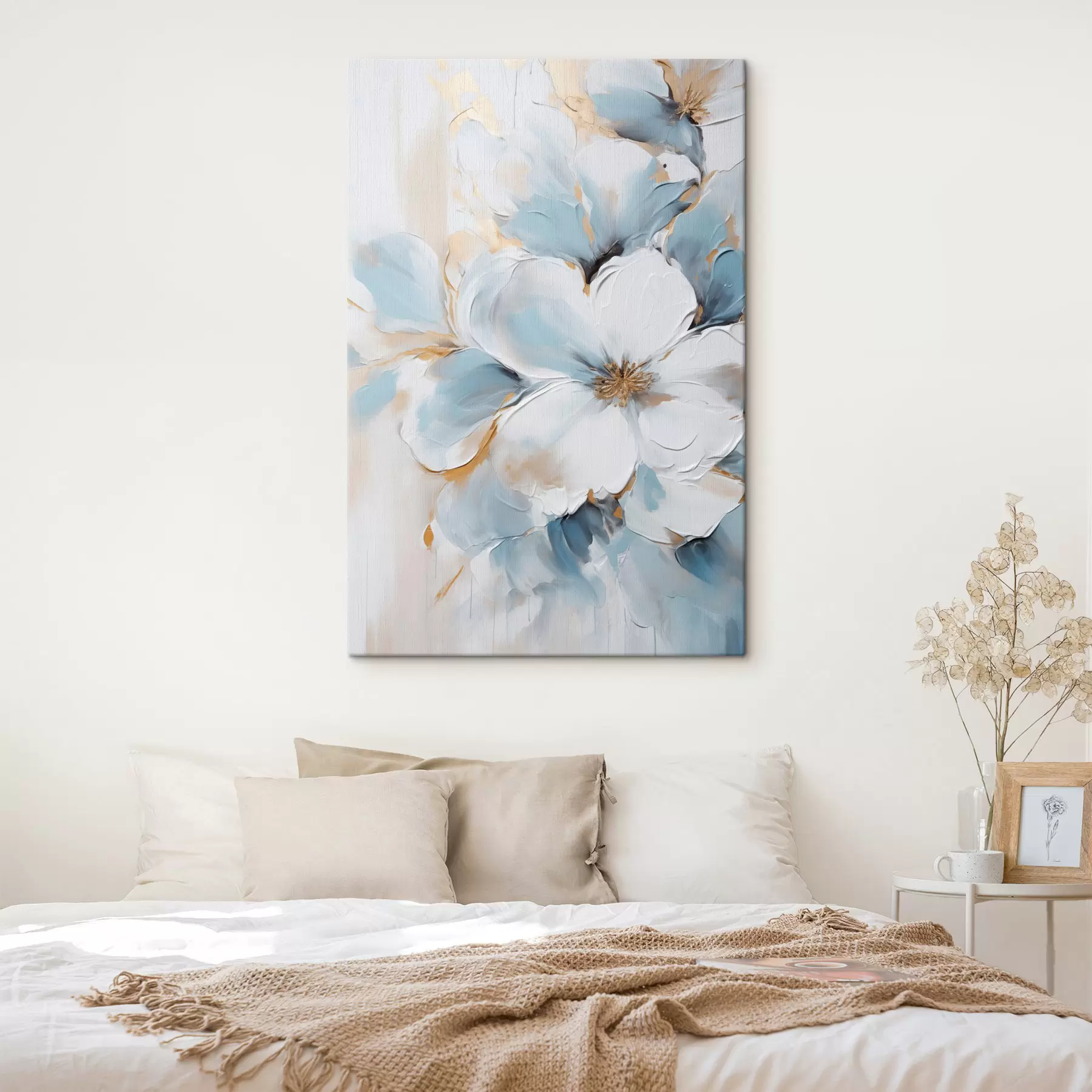 Fototapete Weiße und hellblaue Blumen, Malstil mit strukturierten Pinselstrichen s49462