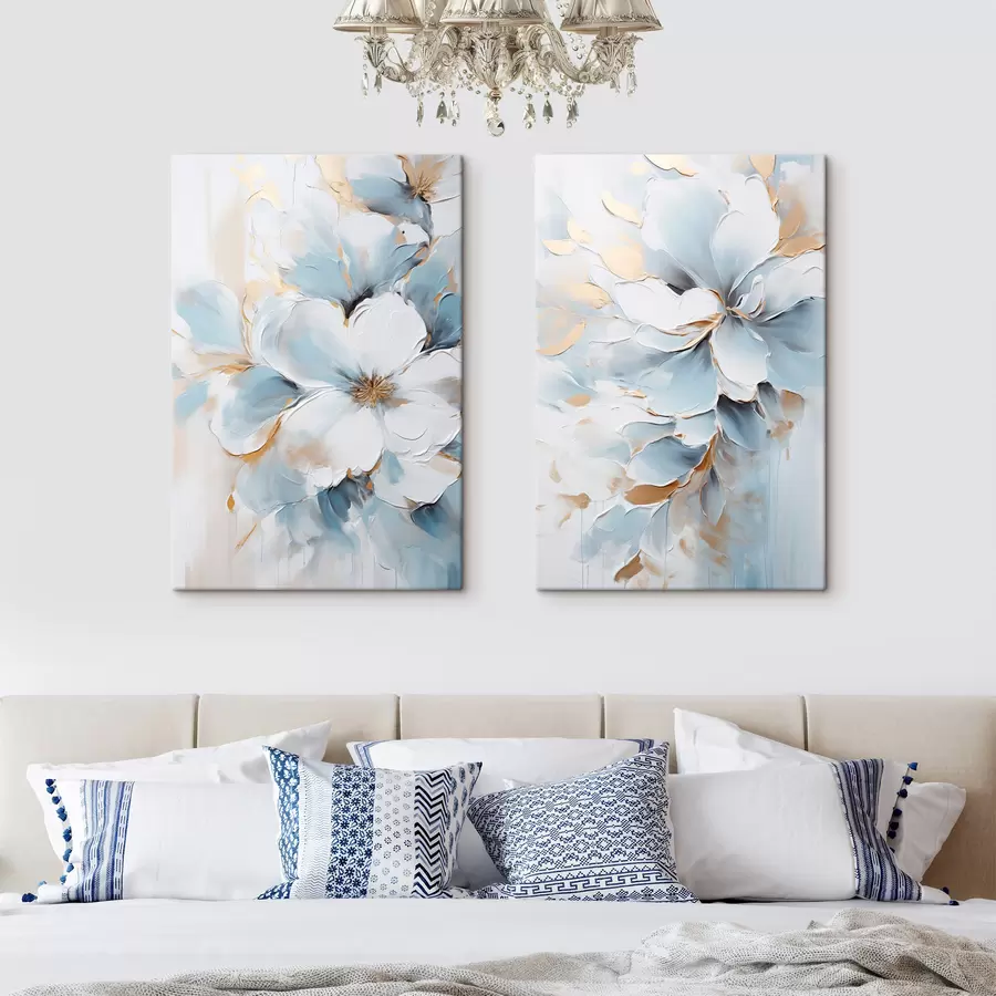 Fototapete Weiße und hellblaue Blumen, Malstil mit strukturierten Pinselstrichen m30567