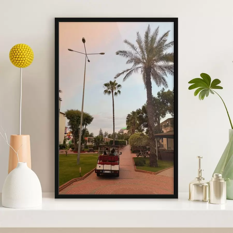 Fototapete Promenade im Resort mit Palmen und einem Elektroauto f49695