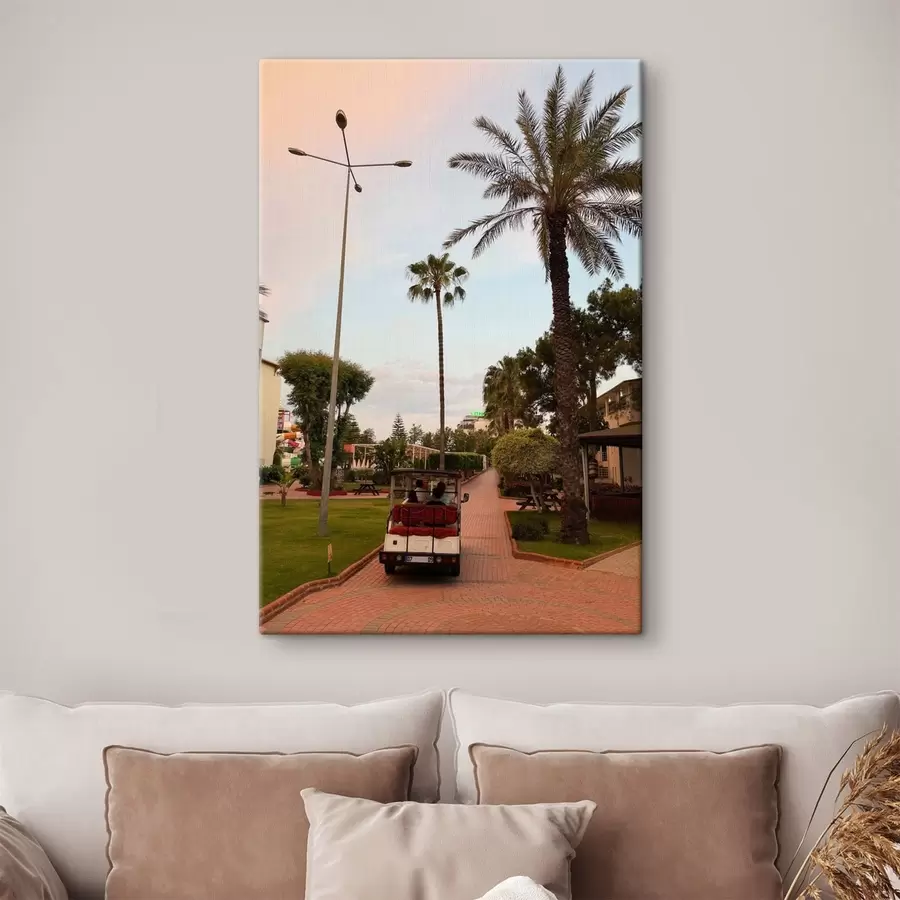 Fototapete Promenade im Resort mit Palmen und einem Elektroauto s49695