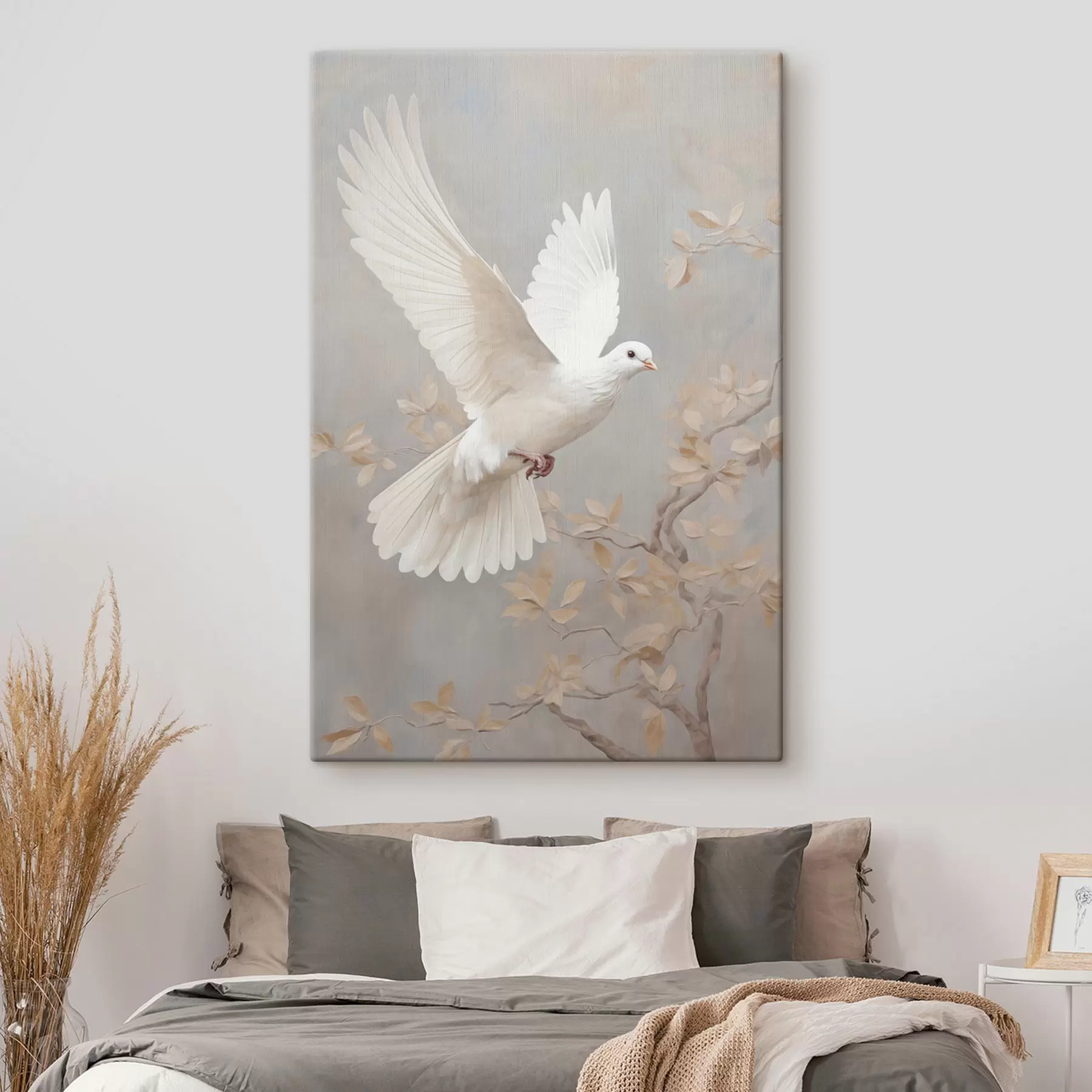 Fototapete Ein weißer Vogel in der Nähe eines Astes mit hellbraunen Blättern, dezenter Hintergrund s49763