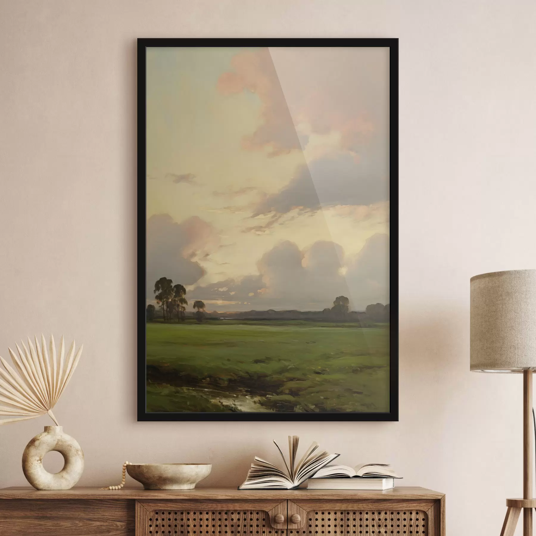 Fototapete Eine Landschaft mit einer Wiese und Bäumen in der Ferne, bewölkter Himmel f49773