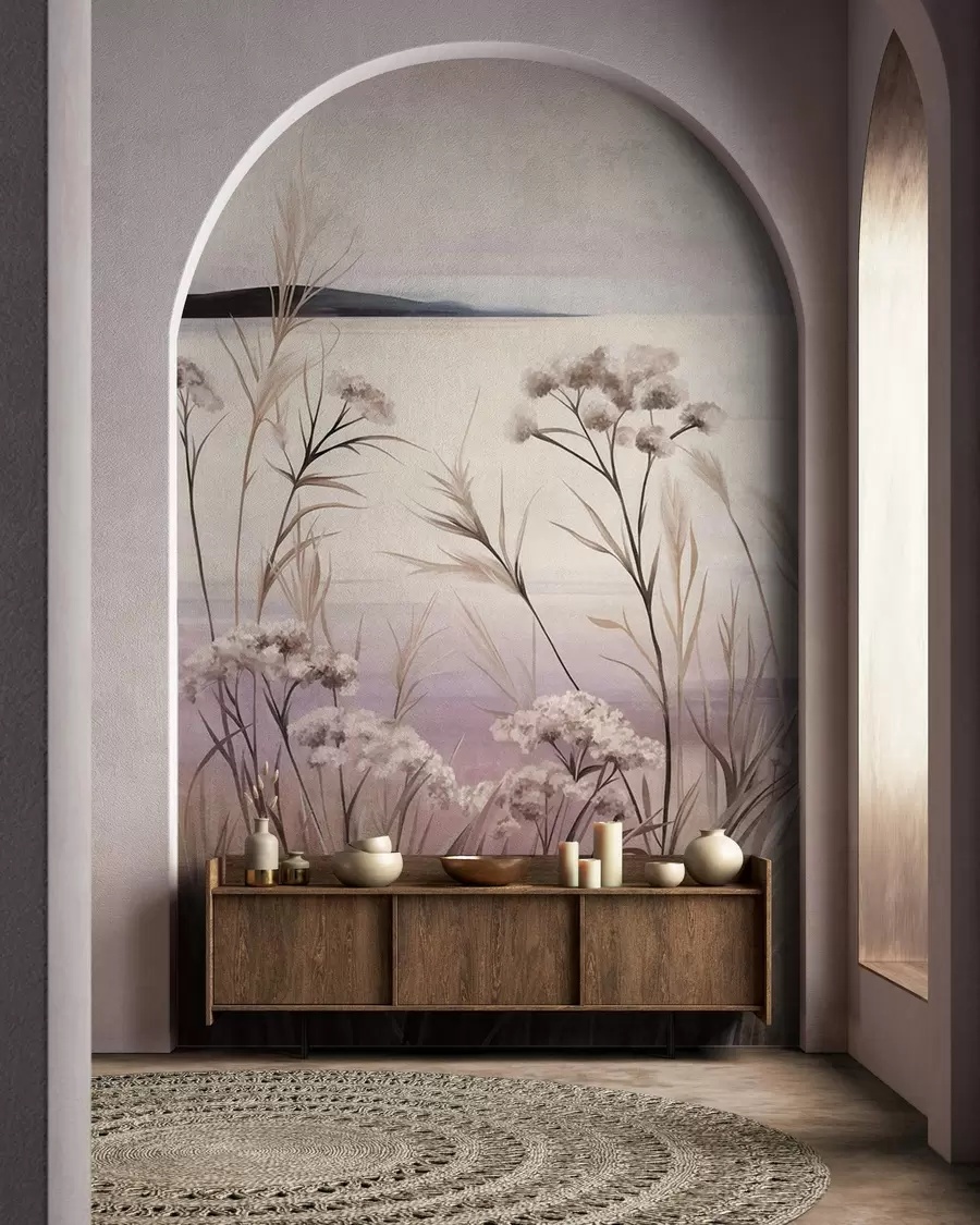 Fototapete Landschaft mit getrockneten Blumen und hohem Gras am Flussufer, sanfter, pastellfarbener Himmel w09939