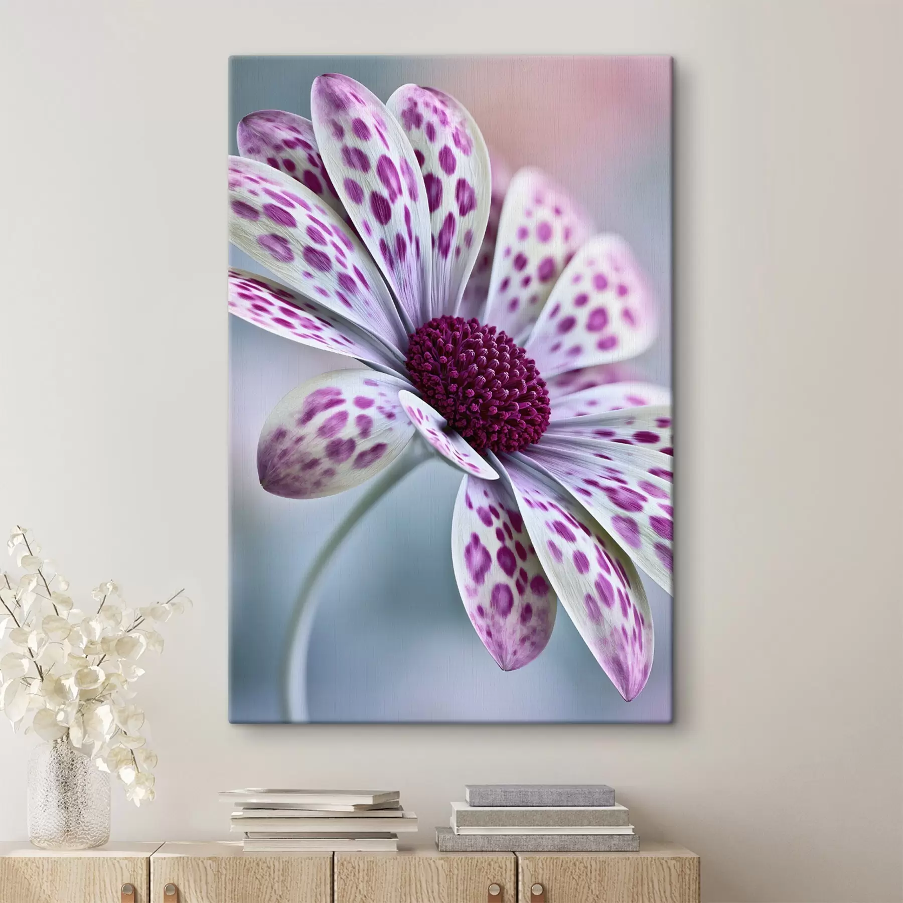 Fototapete Eine gänseblümchenähnliche Blume mit leuchtend magentafarbenen Leopardenflecken s49866