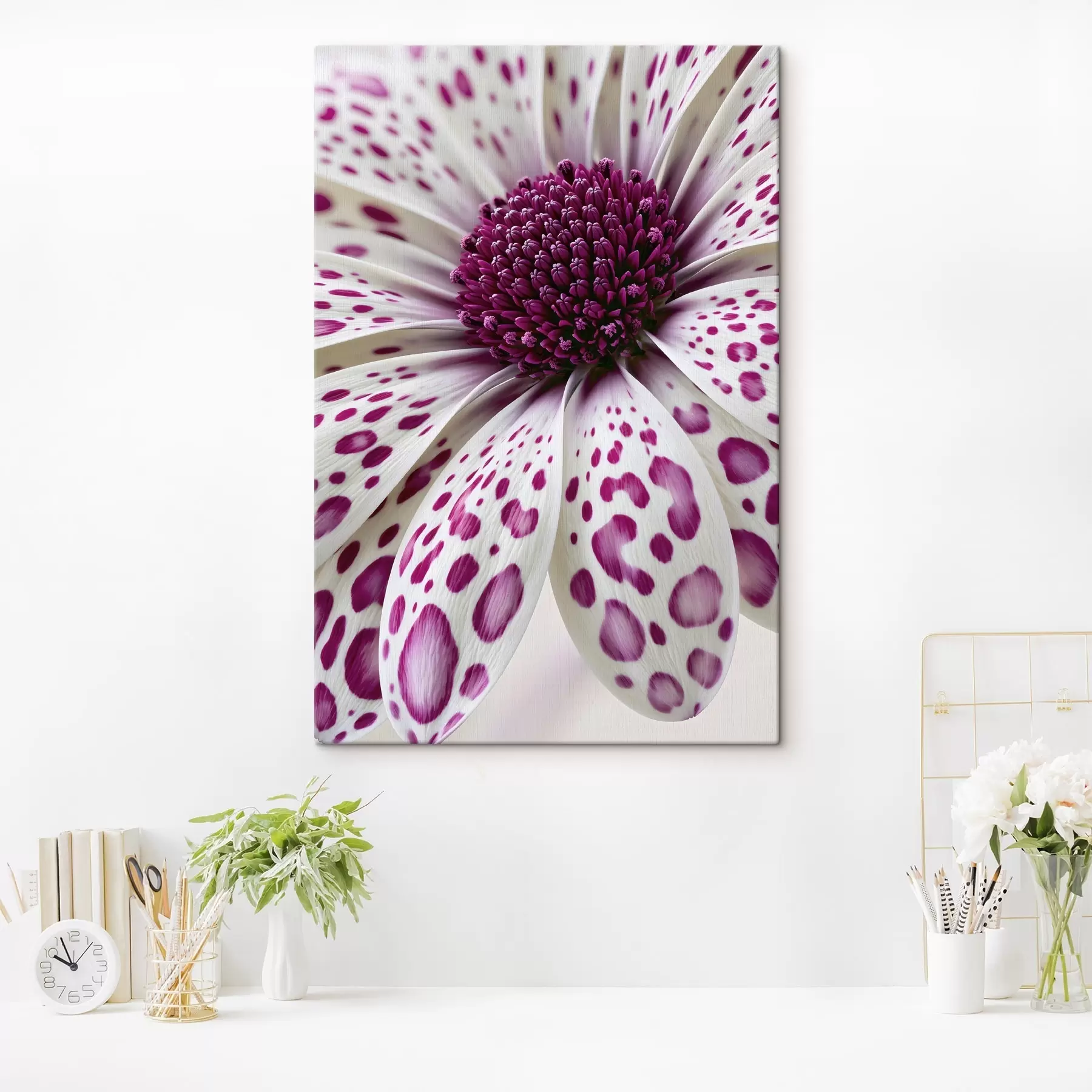 Fototapete Nahaufnahme einer gänseblümchenähnlichen Blume mit leuchtend magentafarbenen Leopardenflecken s49867