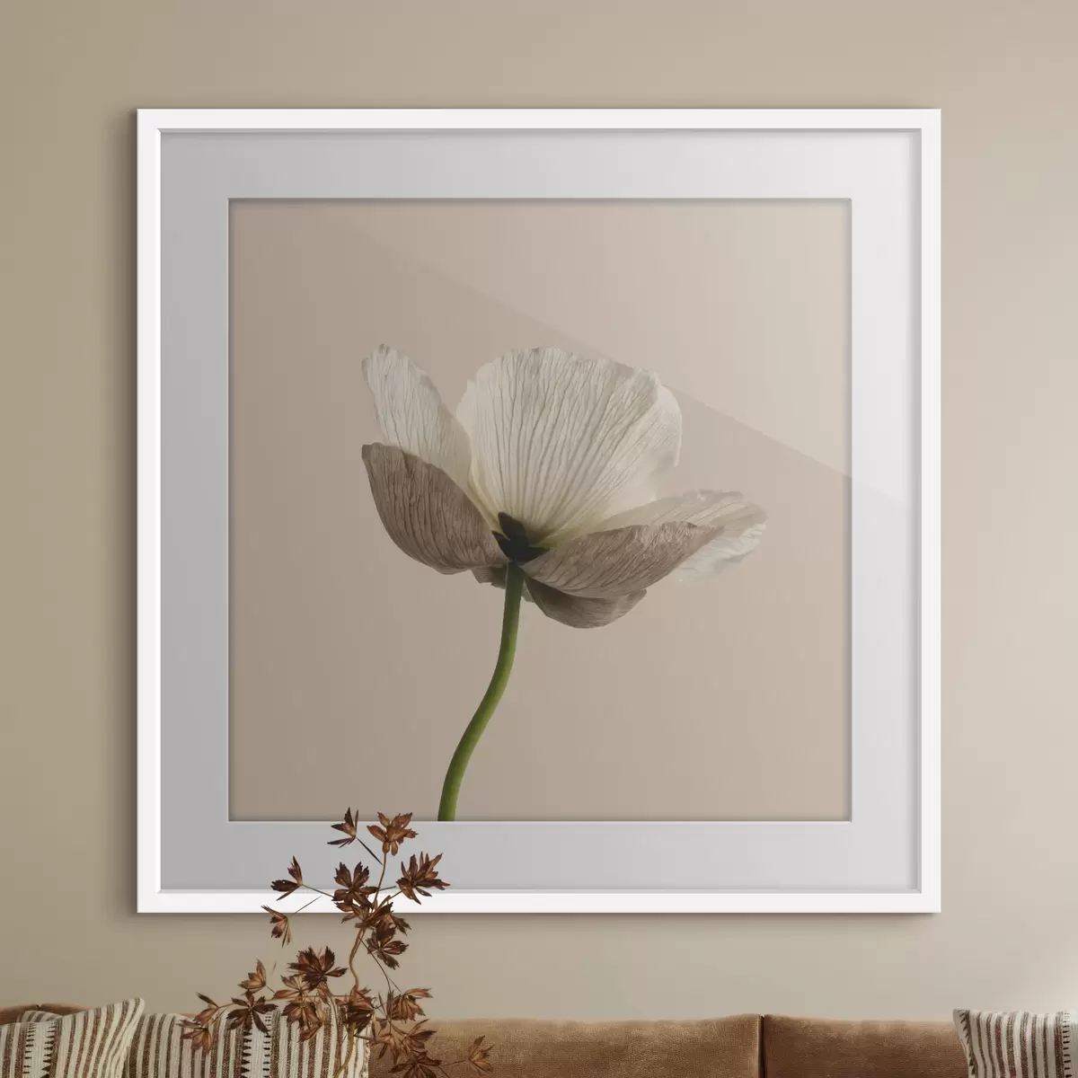 Poster Zarte Blume mit durchscheinenden Blütenblättern auf beigem Hintergrund im minimalistischen Stil f49718