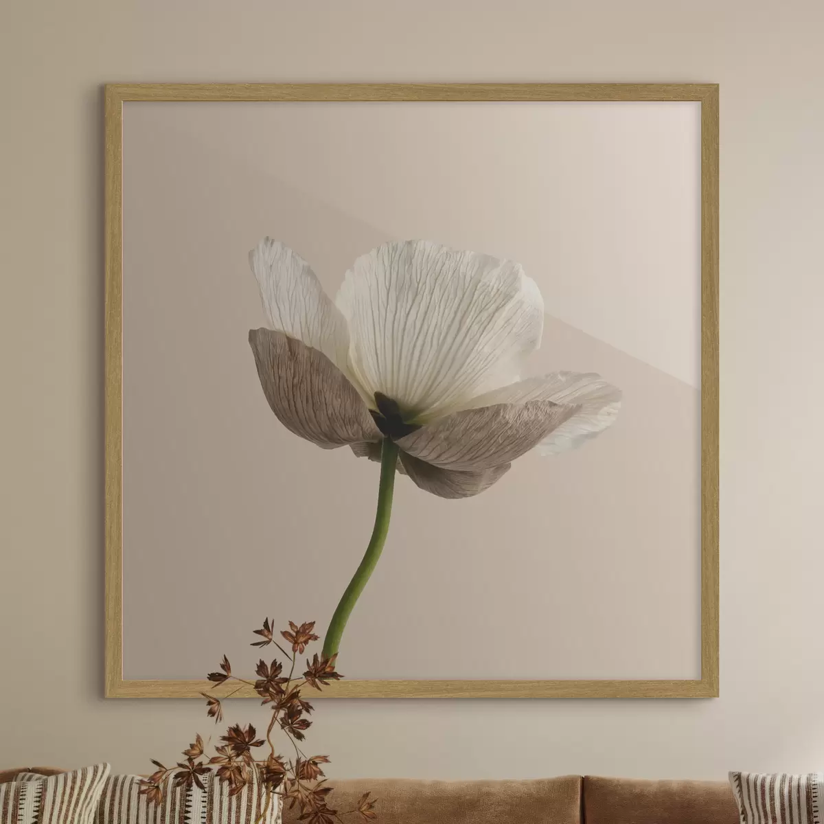 Poster Zarte Blume mit durchscheinenden Blütenblättern auf beigem Hintergrund im minimalistischen Stil f49718