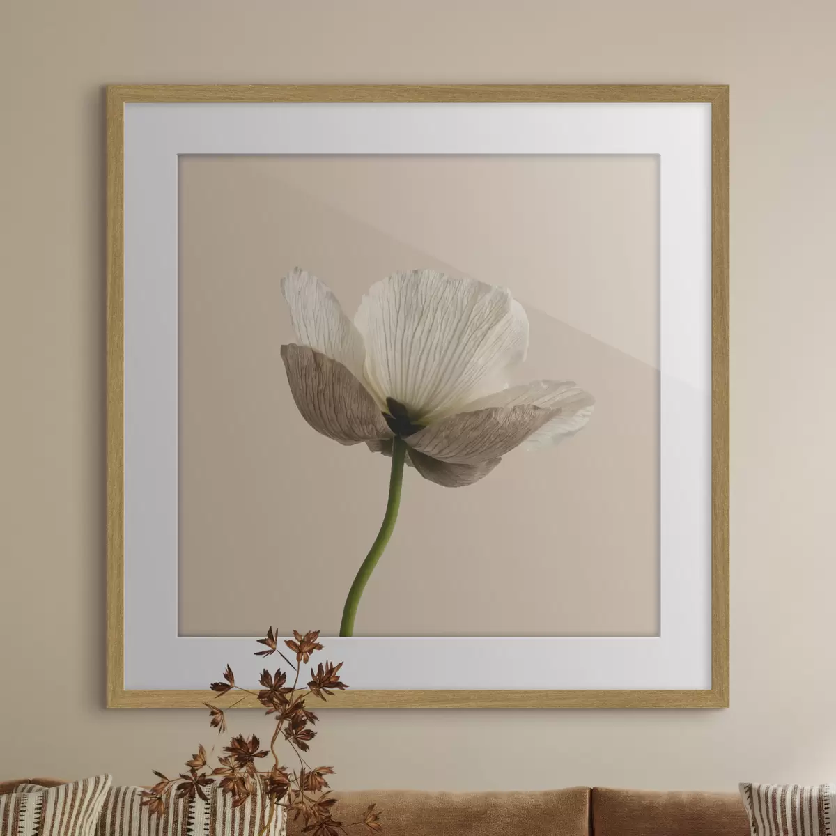 Poster Zarte Blume mit durchscheinenden Blütenblättern auf beigem Hintergrund im minimalistischen Stil f49718