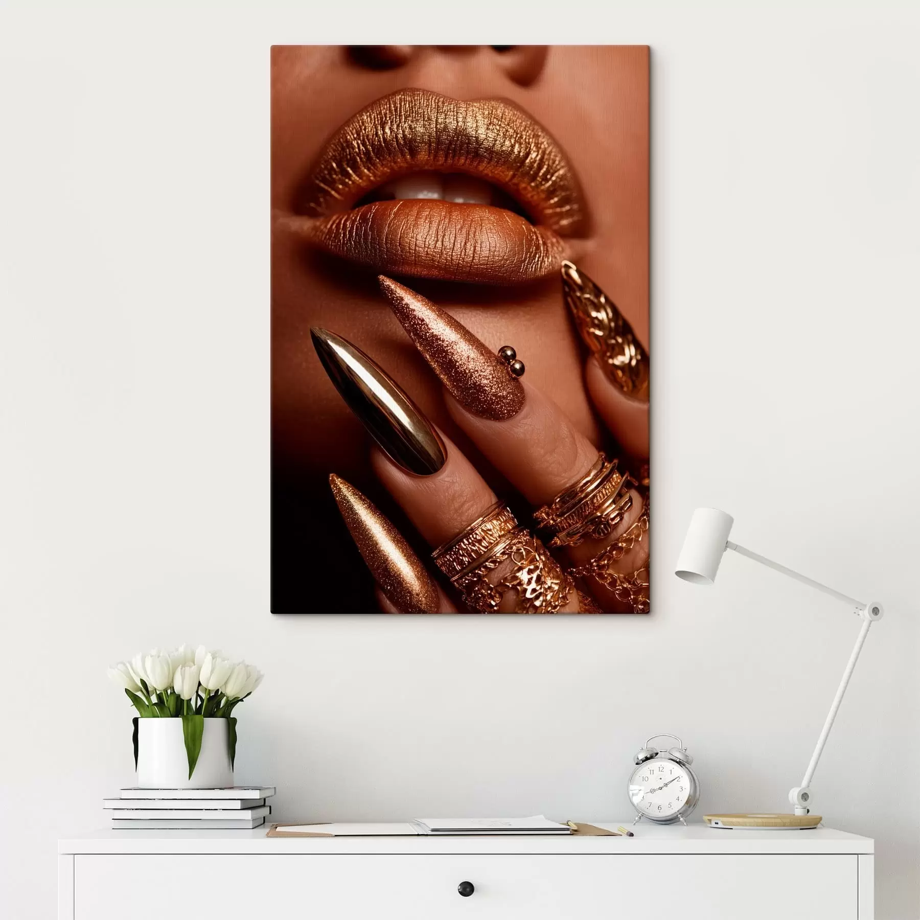 Fototapete Nahaufnahme von Lippen und Maniküre mit metallischem Glanz s49976