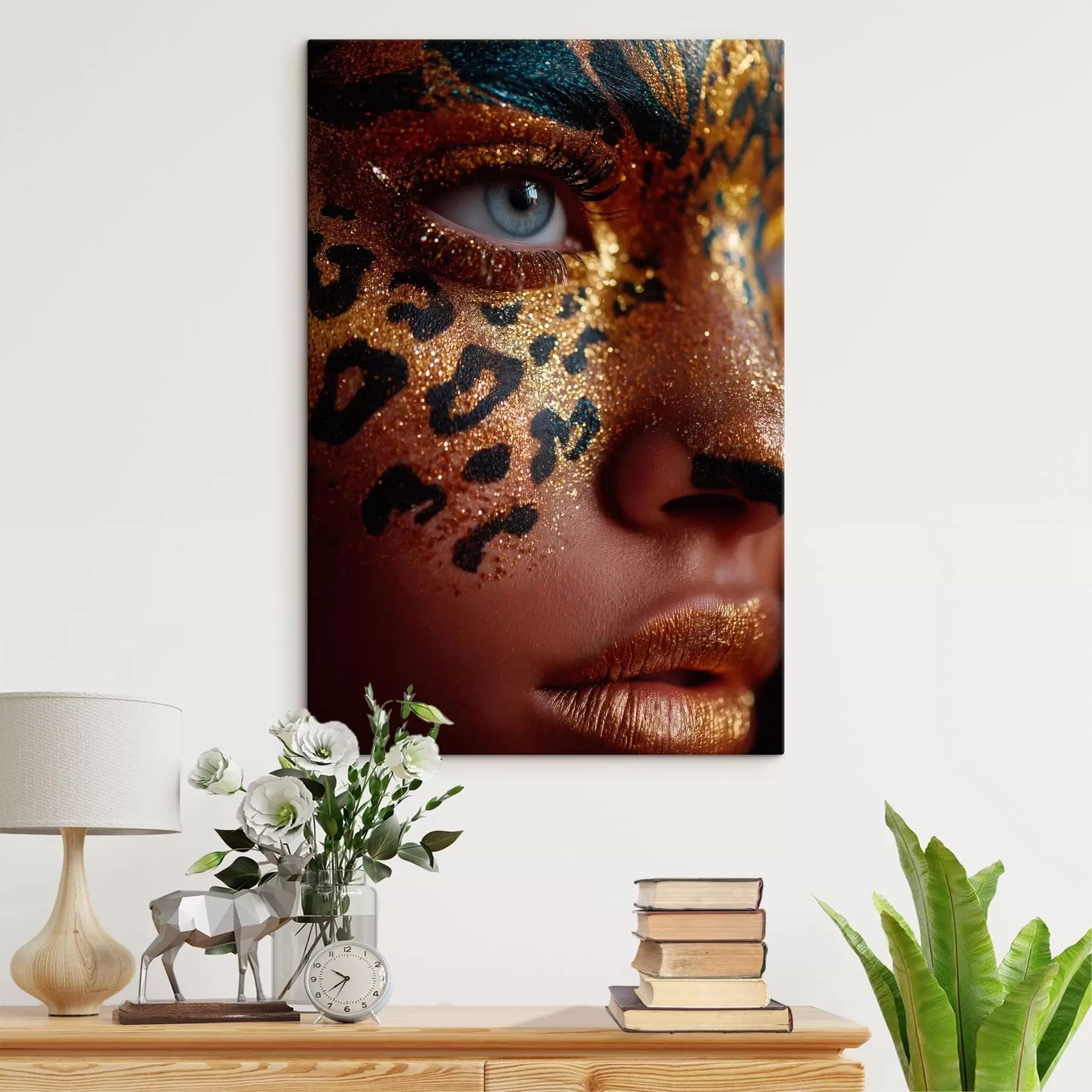Fototapete Nahaufnahme-Porträt mit glänzendem Make-up im Animal-Print-Look s49979