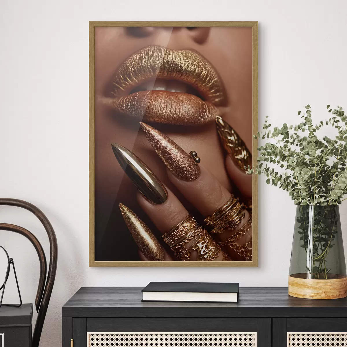 Poster Nahaufnahme von Lippen und Maniküre mit metallischem Glanz f49976