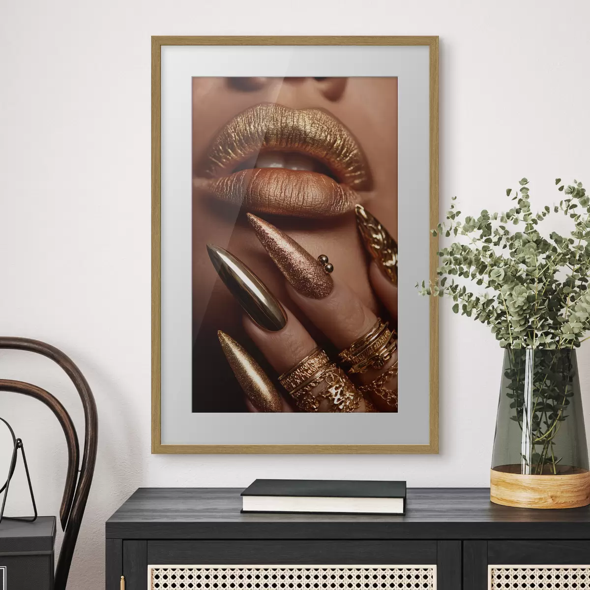 Poster Nahaufnahme von Lippen und Maniküre mit metallischem Glanz f49976