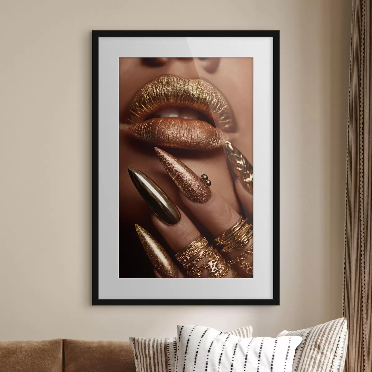 Poster Nahaufnahme von Lippen und Maniküre mit metallischem Glanz f49976