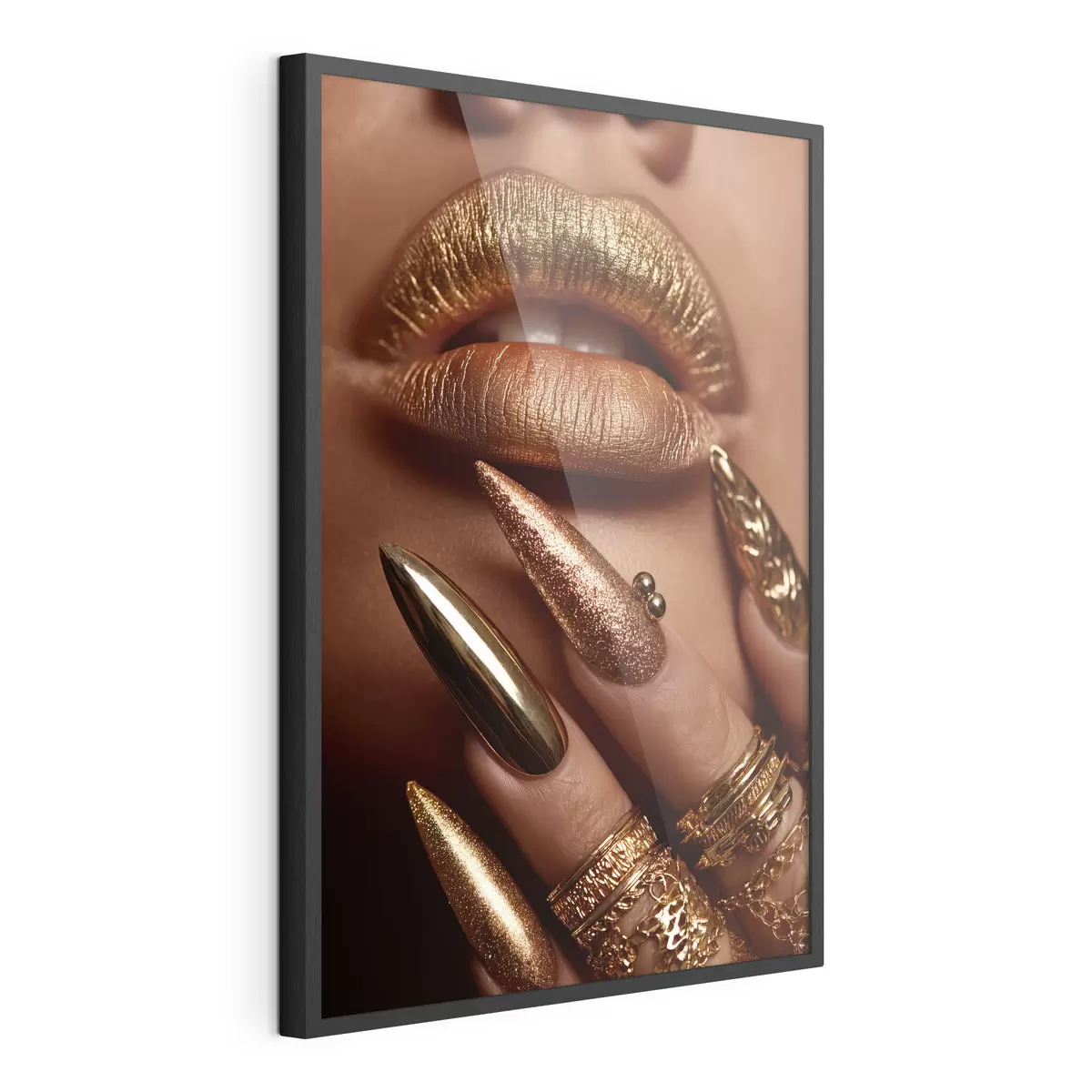 Poster Nahaufnahme von Lippen und Maniküre mit metallischem Glanz f49976