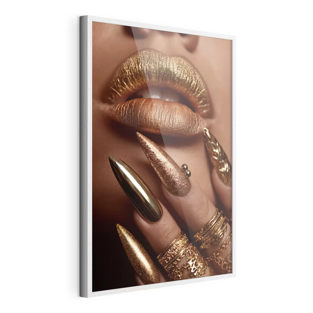 Poster Nahaufnahme von Lippen und Maniküre mit metallischem Glanz f49976