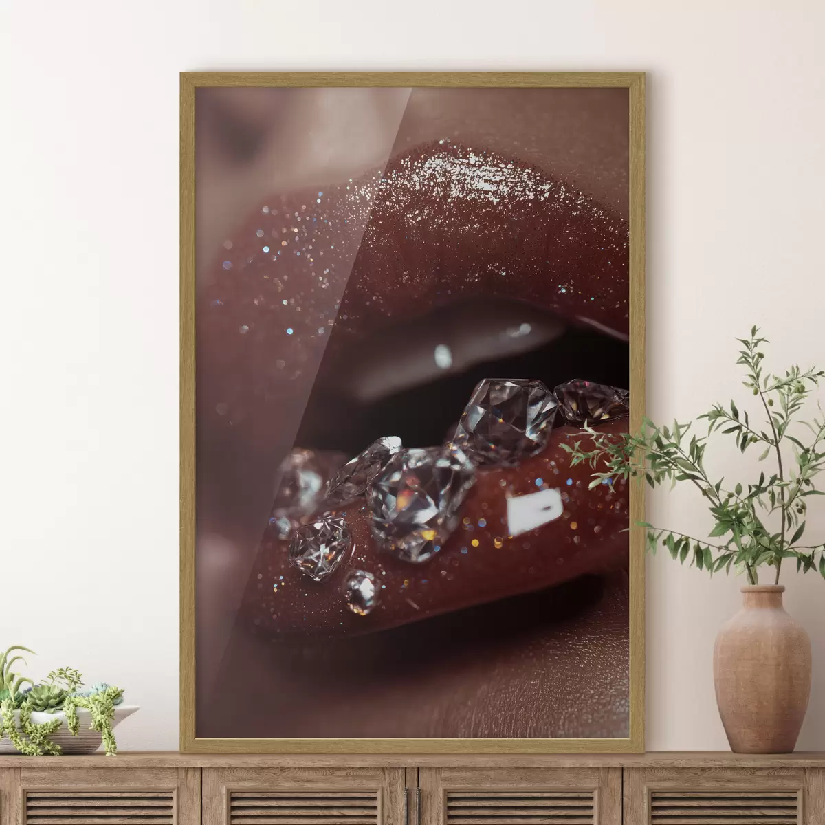 Poster Nahaufnahme von glänzenden Lippen mit transparenten Kristallen f49977