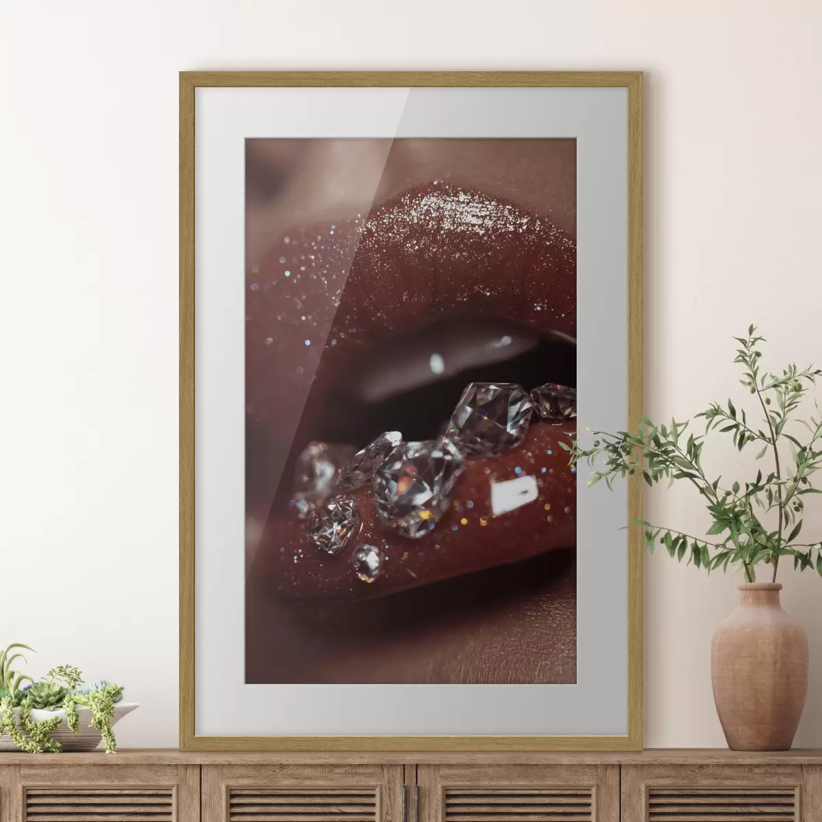 Poster Nahaufnahme von glänzenden Lippen mit transparenten Kristallen f49977