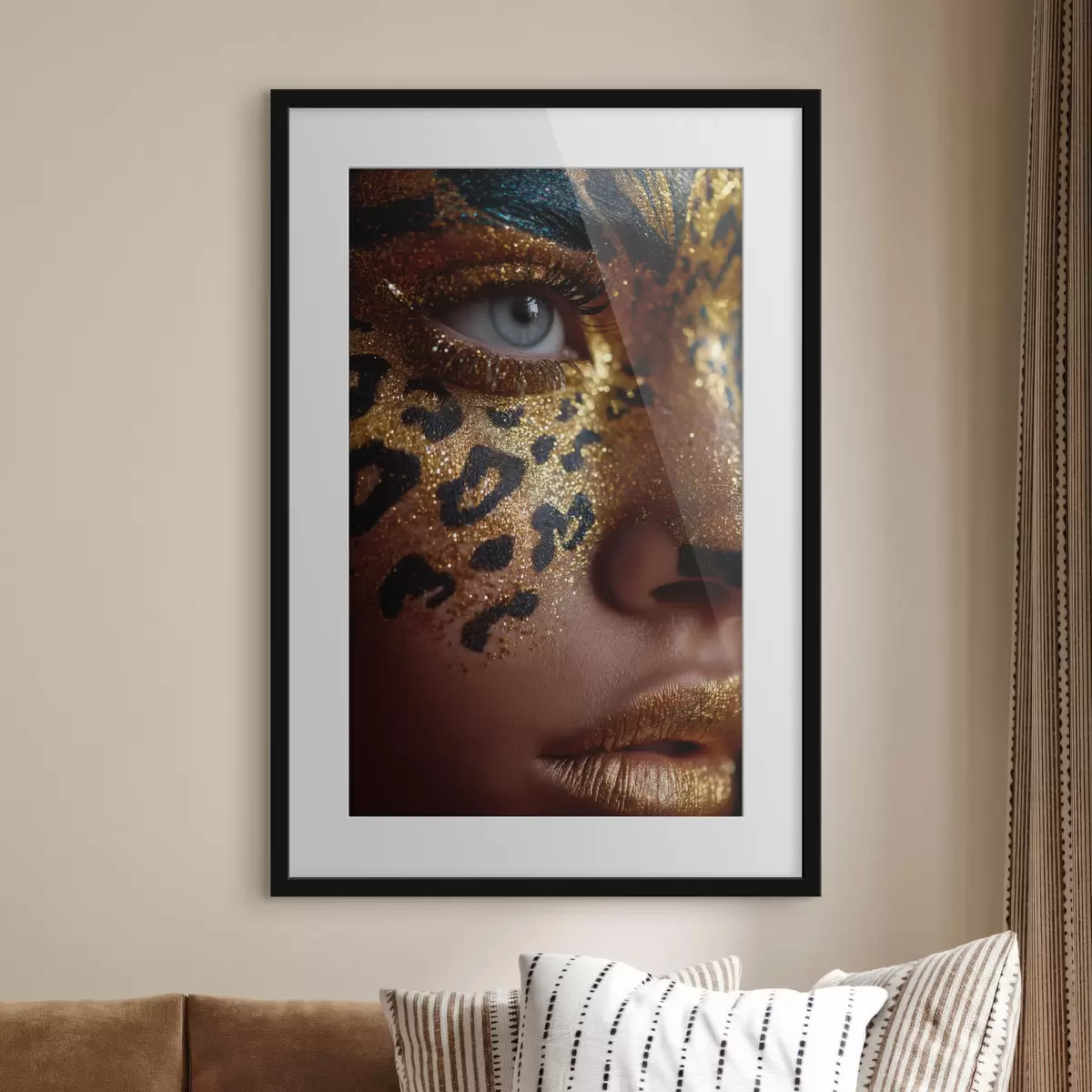 Poster Nahaufnahme-Porträt mit glänzendem Make-up im Animal-Print-Look f49979